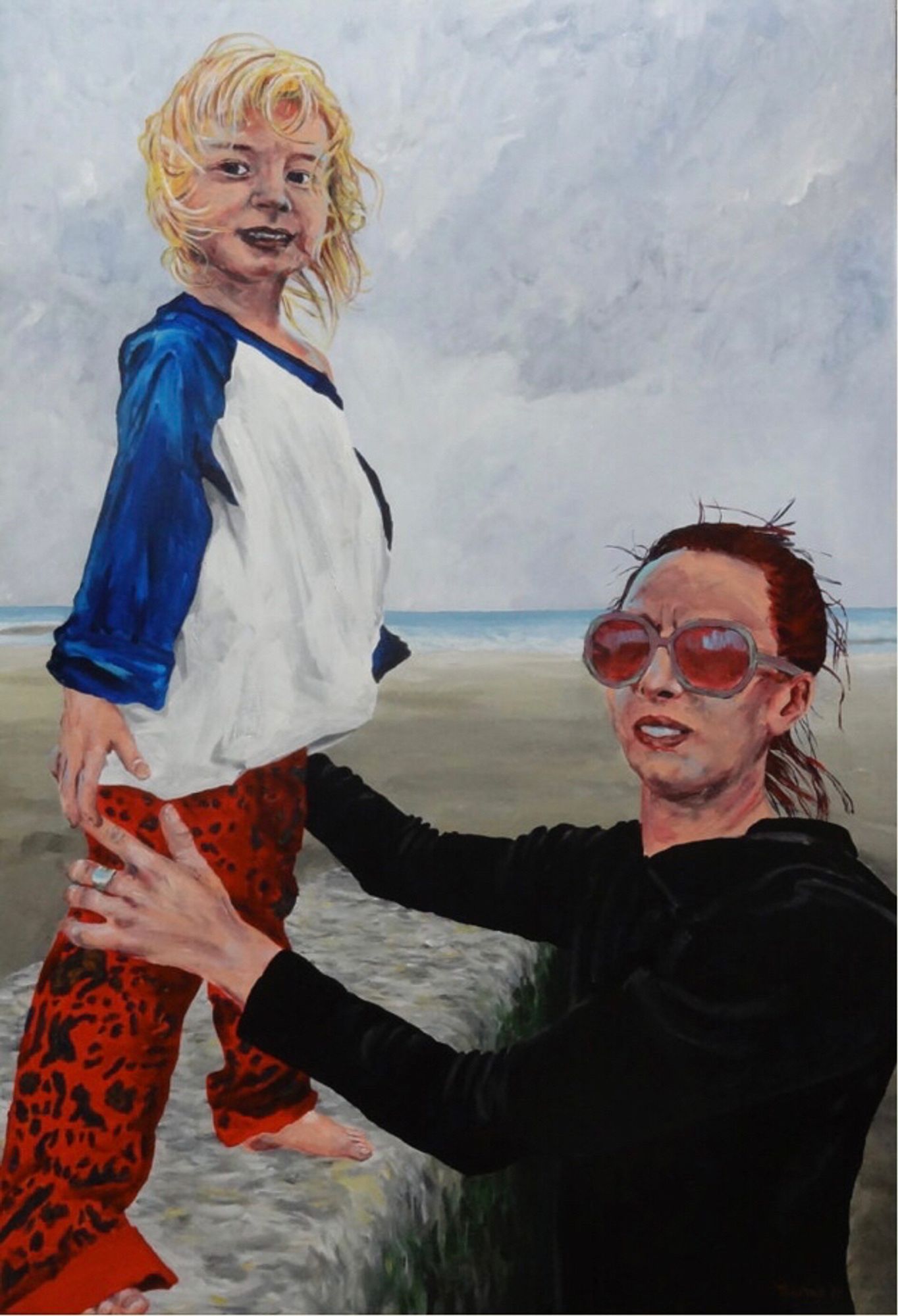 Portrait à l’acrylique de Renée et Sophie. 
Renée est debout sur un épi sur la plage de Pourville, sa mère la maintient au niveau des jambes. Le temps est nuageux et venteux.