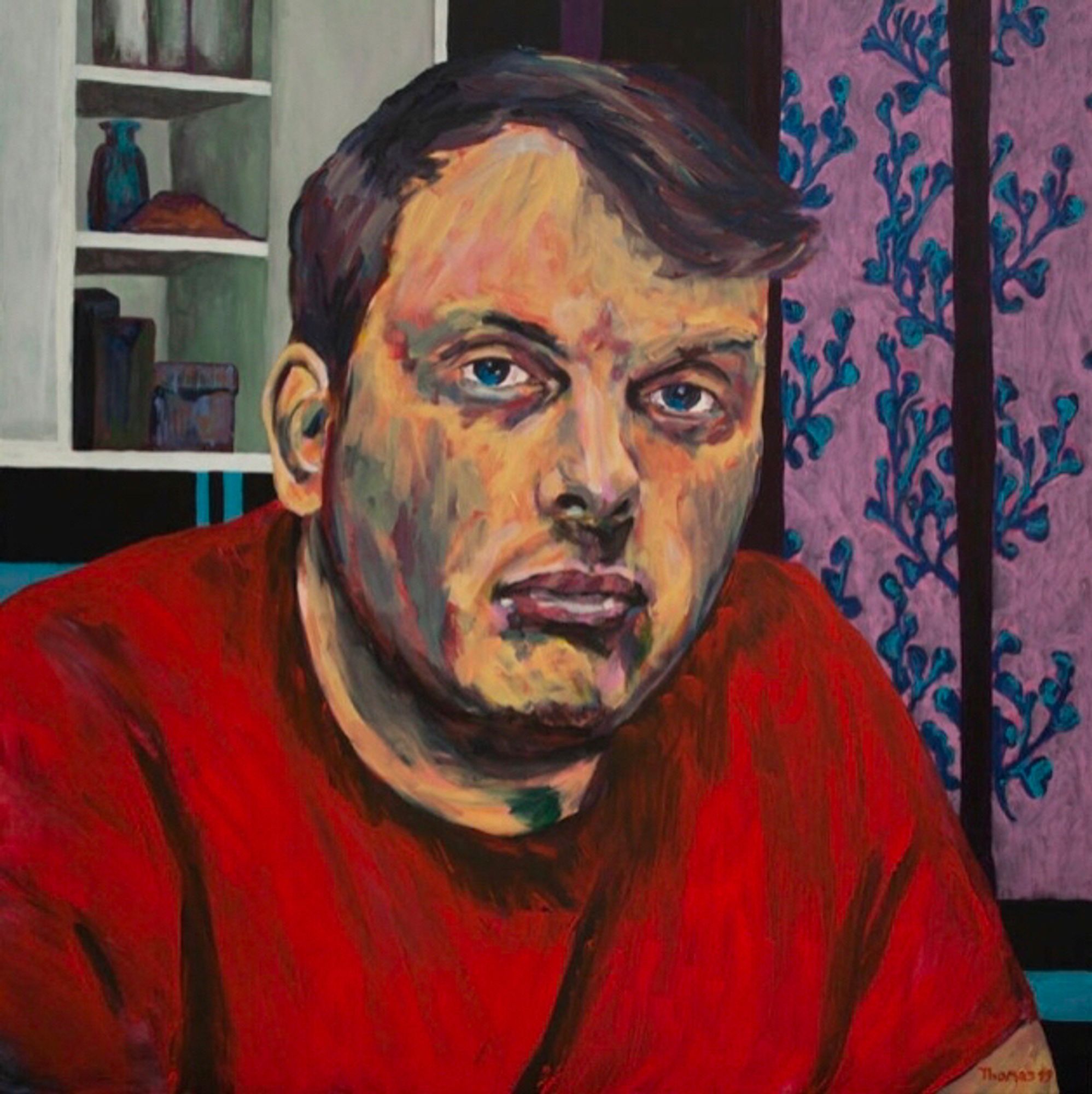 Portrait à l’acrylique de Vincent D. , en buste, en teeshirt rouge, dans sa cuisine.