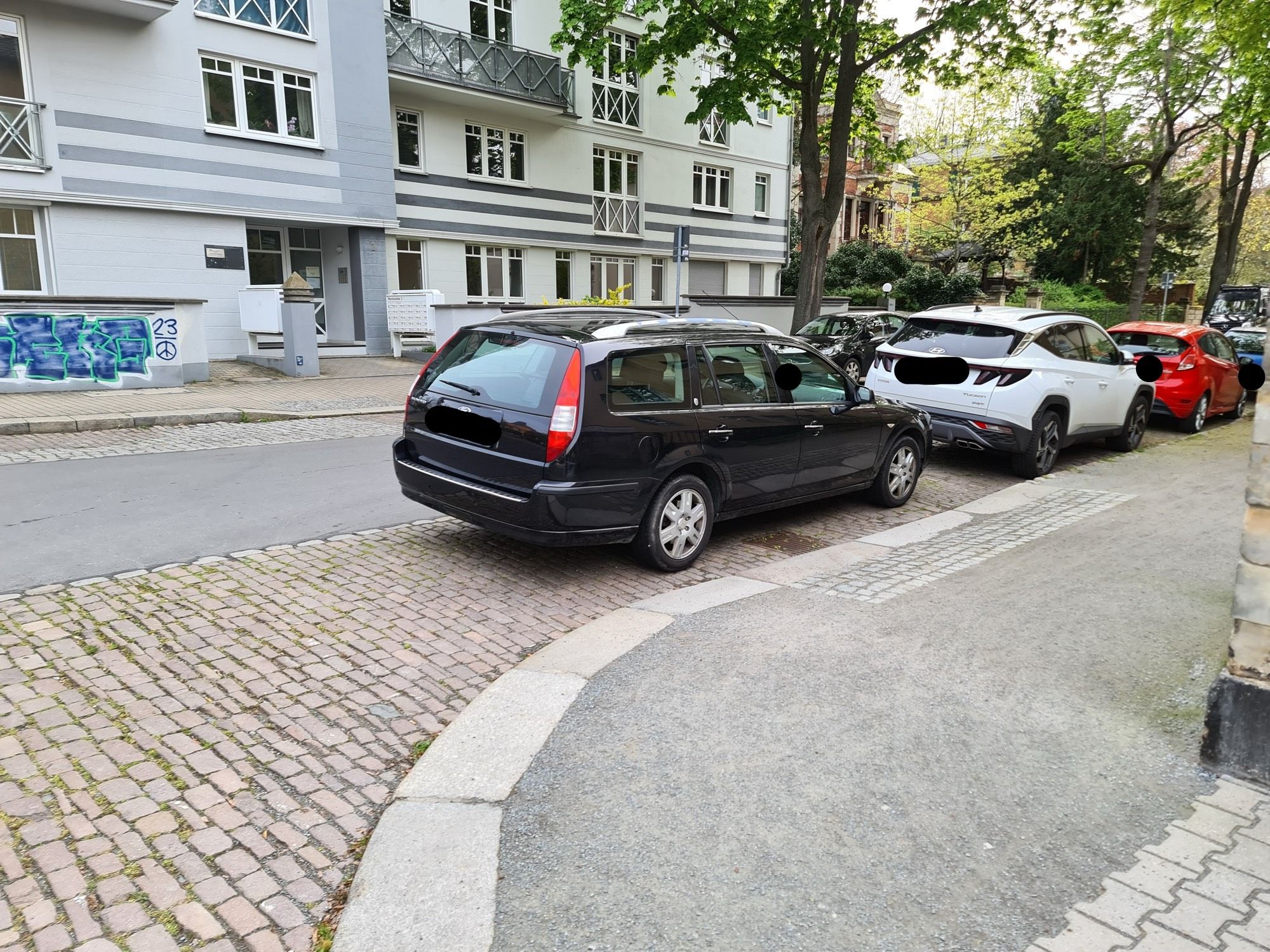 Auto parkt im Kreuzungsbereich vor einem abgesenkten Bordstein