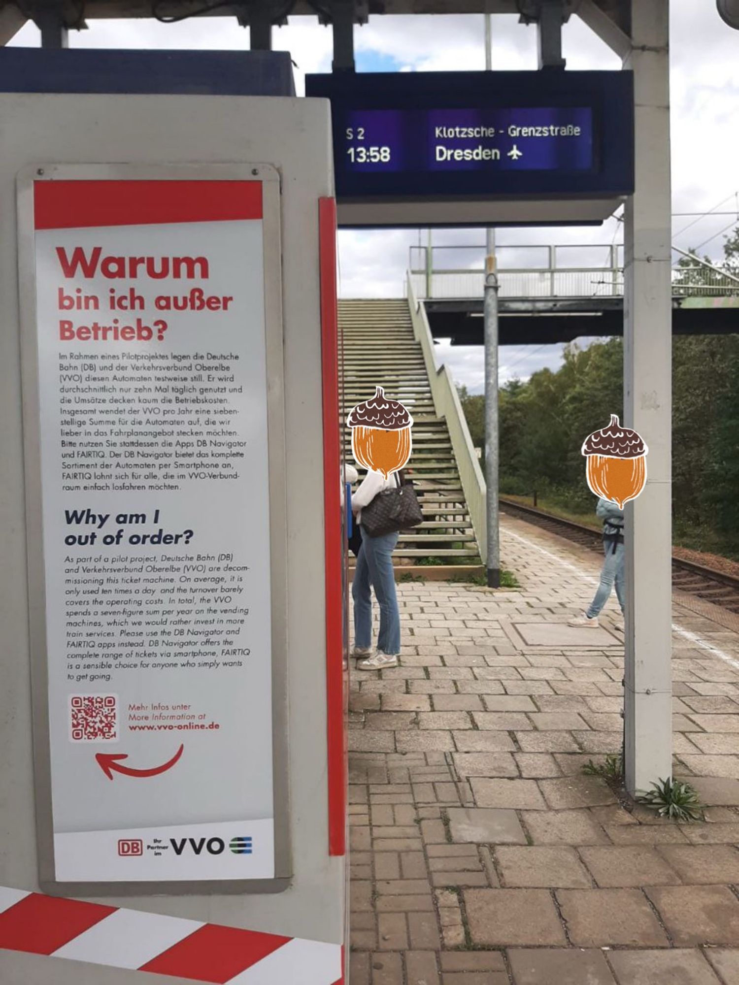 Infotafel am gesperrten Fahrkartenautomaten am Bahnsteig