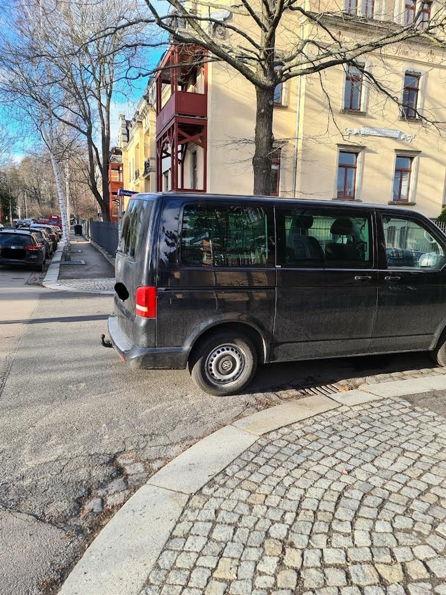 Auto steht im Kreuzungsbereich und behindert massiv die Sicht