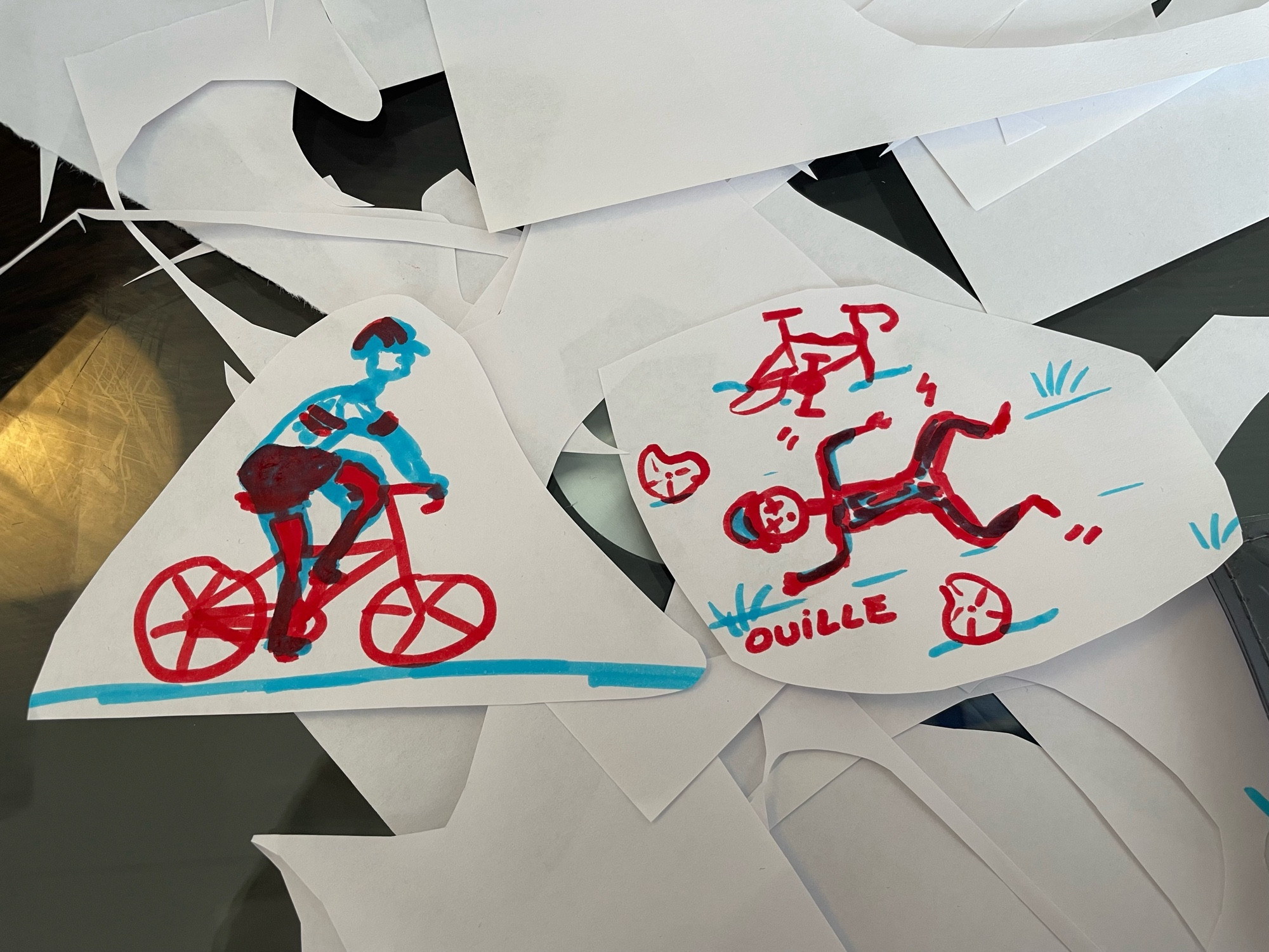 Deux dessins de cyclistes : un sur son vélo à gauche et un par terre à droite.