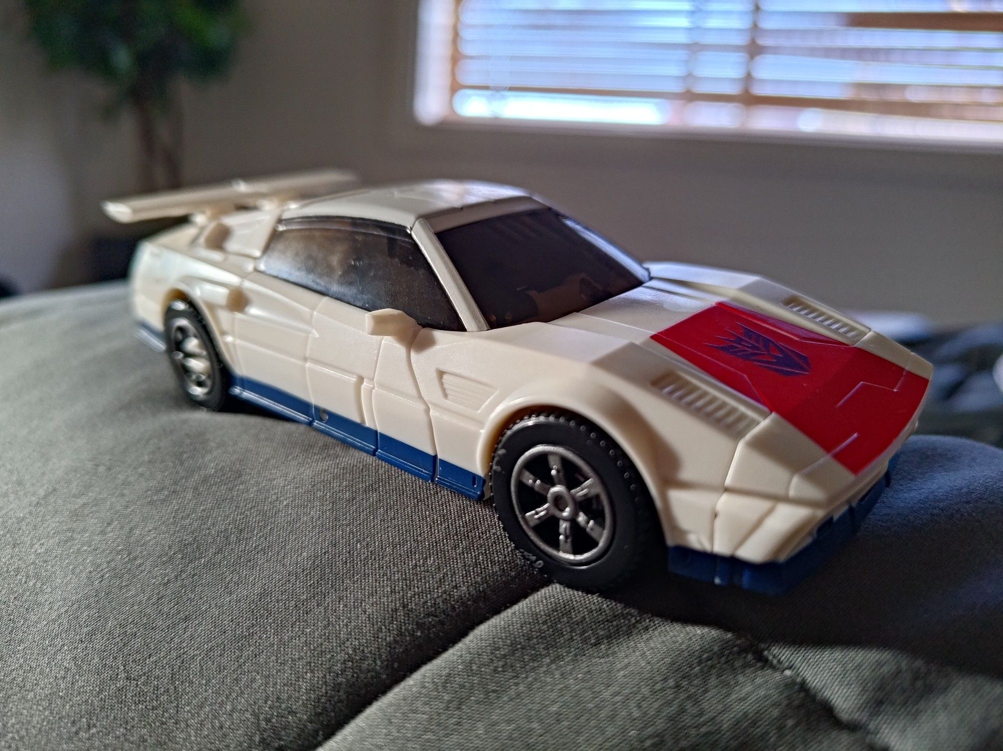 transformers legacy breakdown in vehicle mode, visible is the rear wing that is sliced down the middle to allow for transformation