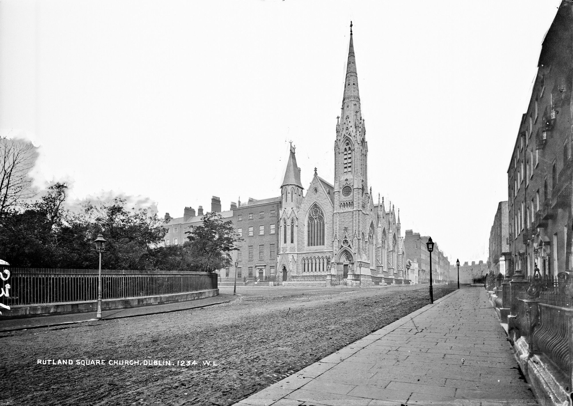 Rutland Square East (Parnell Square) with Abbey Presbyterian Church, known as Findlater’s Church after Alexander Findlater, spirits merchant. c1865-1875. The National Library of Ireland. No known copyright restrictions.