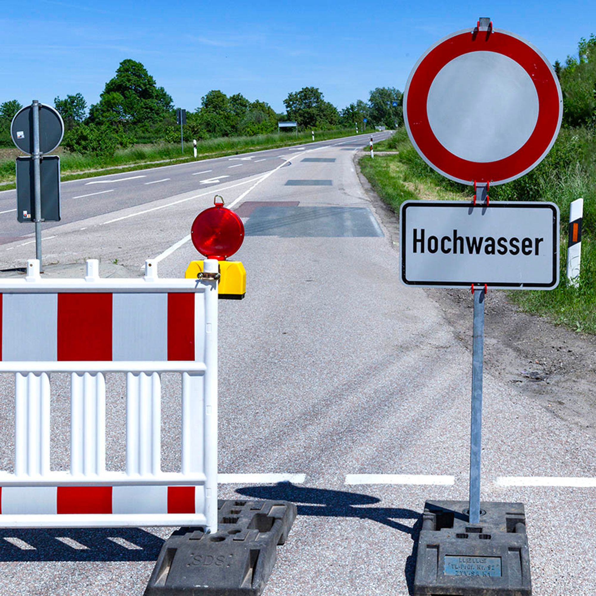 Symbolfoto wegen Hochwasser gesperrte Straße