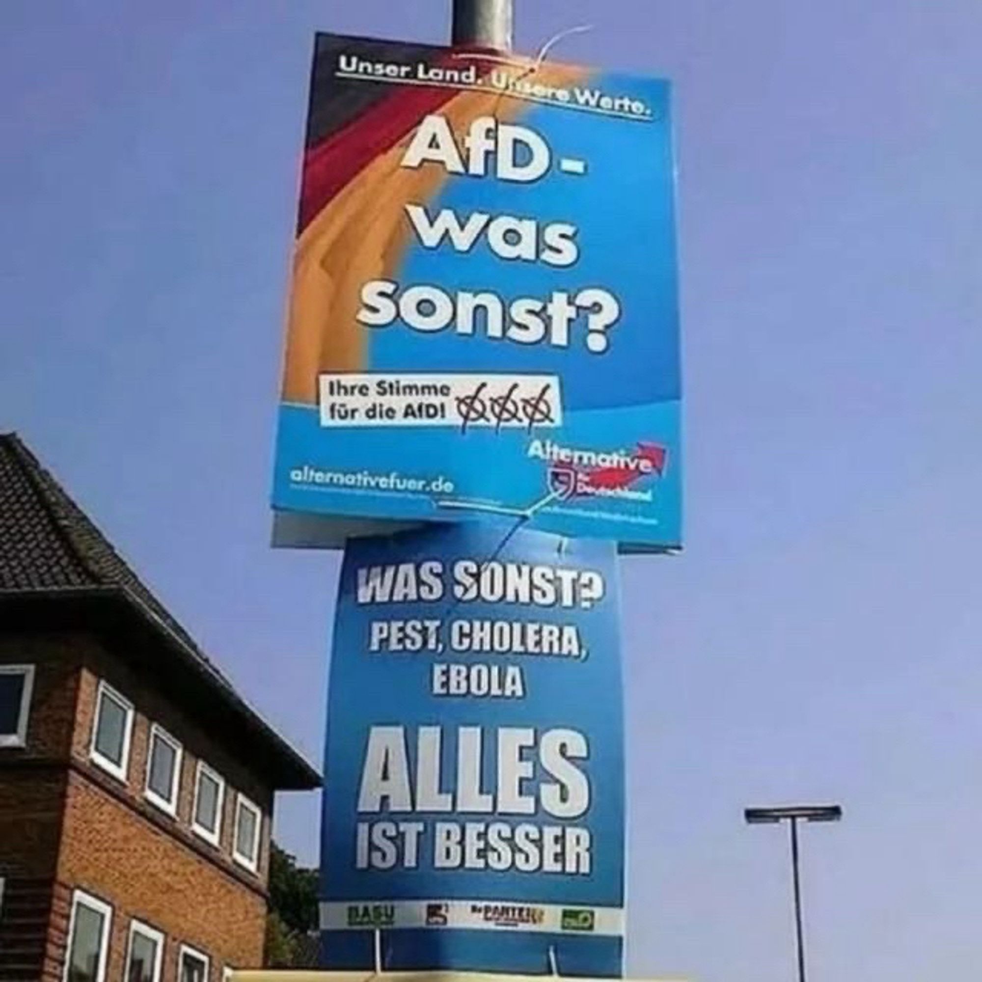 Ein Wahlplakat der AfD mit der Frage „AfD - was sonst?“ und darunter ein weiteres Plakat    von jemandem anderen auf dem steht „Was sonst? Pest, Cholera, Ebola Alles ist besser“