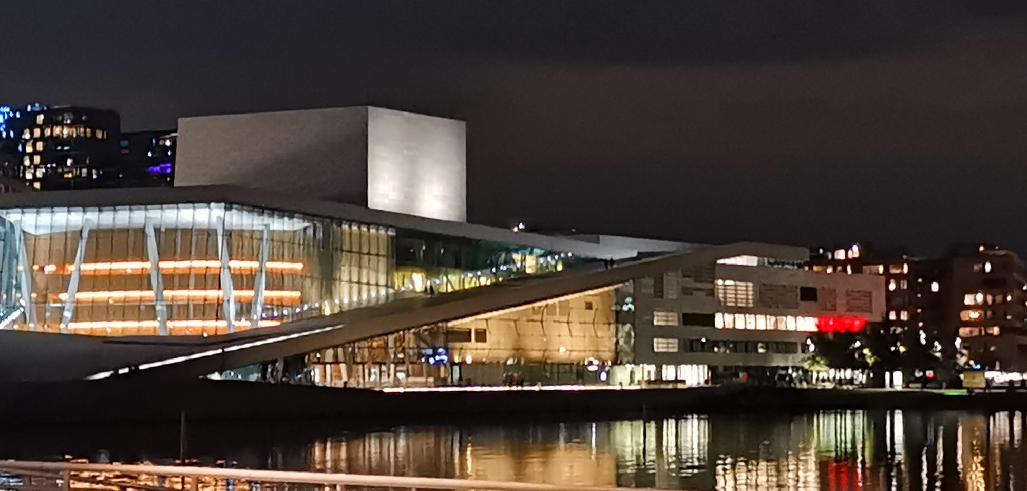 Die beleuchtete Oper von Oslo bei Nacht