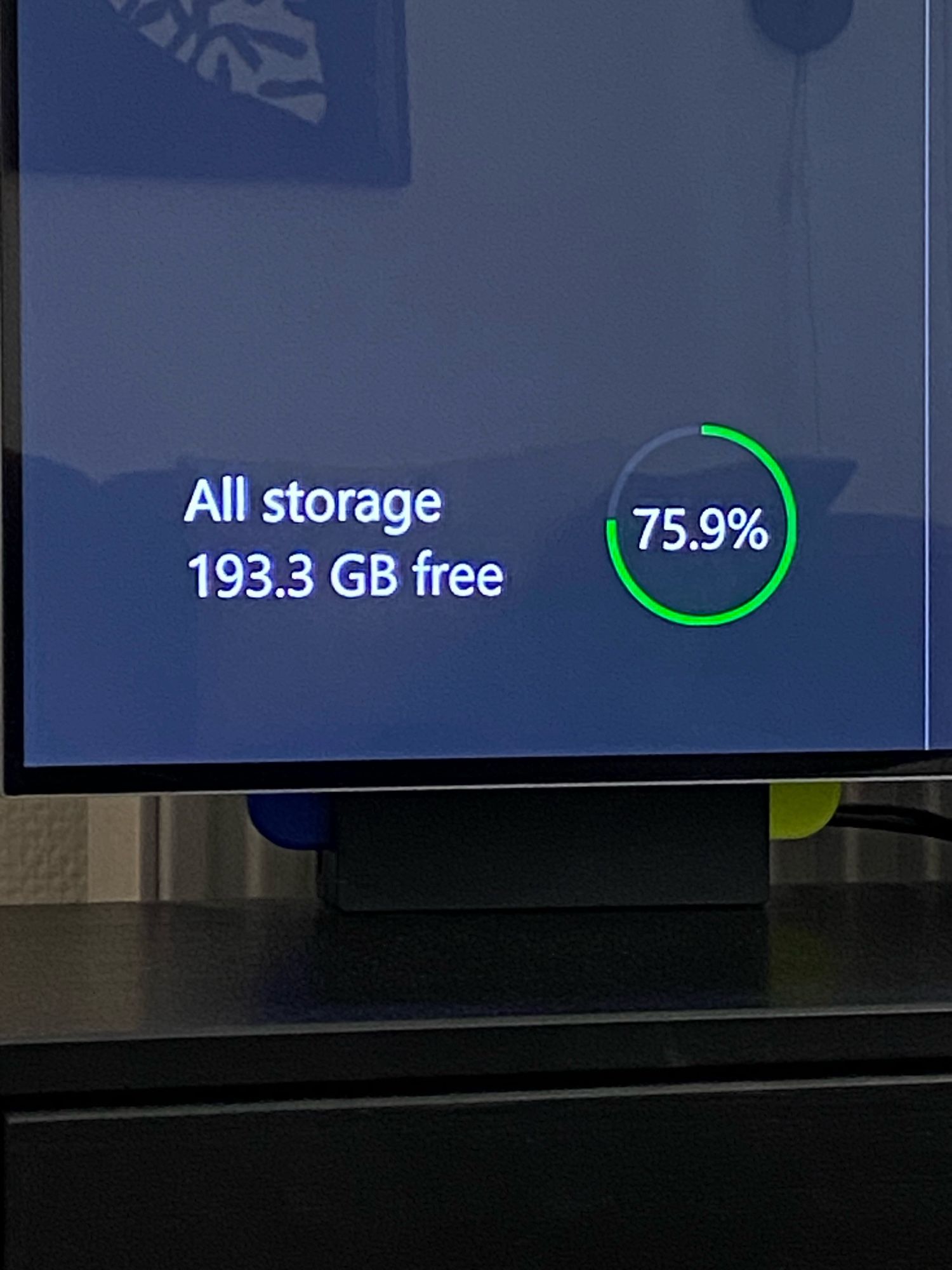 Ecke des Fernsehers mit der Anzeige wieviel Speicher auf der XBox Festplatte frei sind - 193,3 GB 75,9%