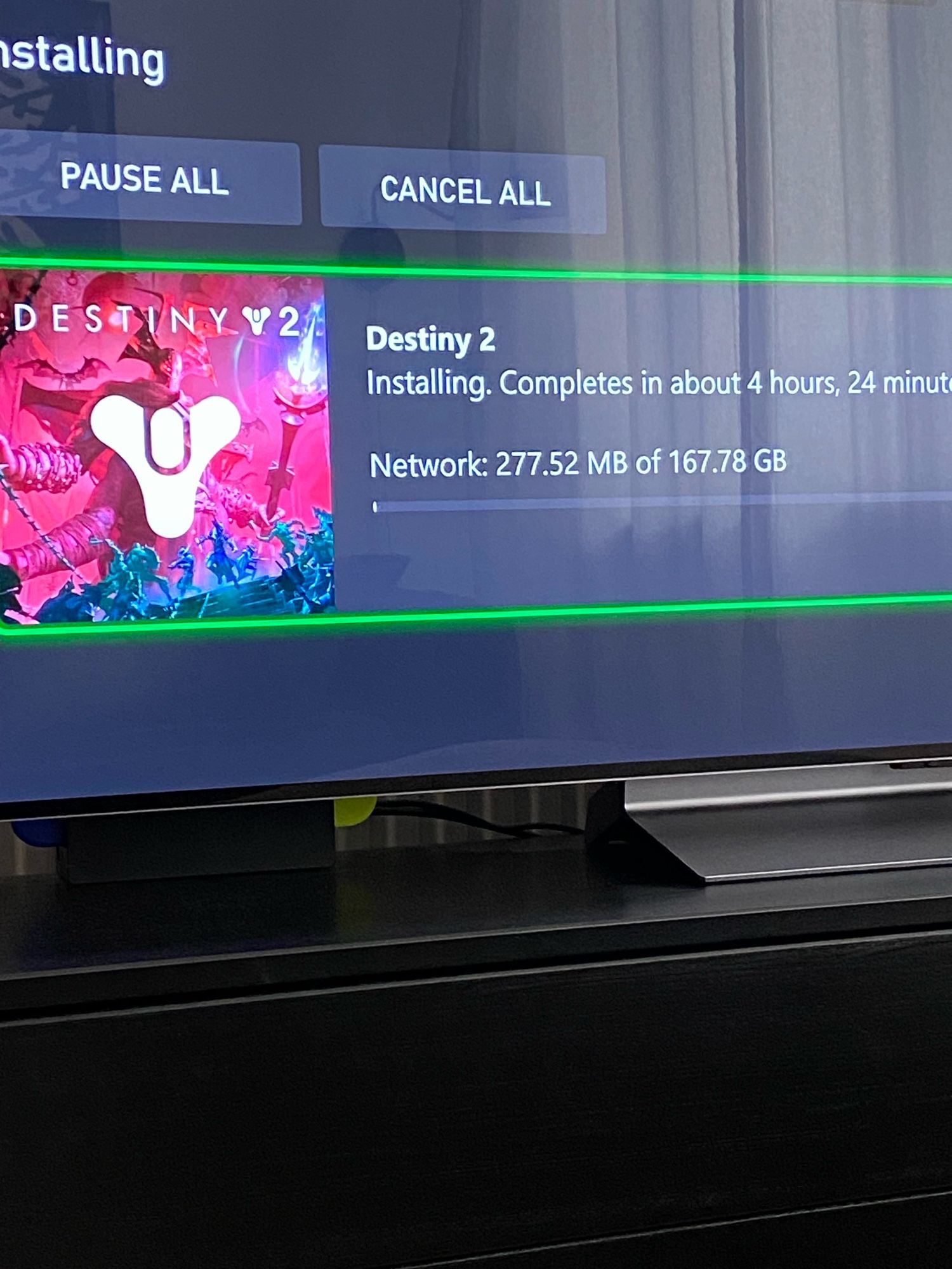 Installationsfortschrittsanzeige für Destiny 2 auf der Xbox auf einem Fernseher - Installation ist in 4 Stunden 24 Minuten fertig, dann sind 167 GB installiert