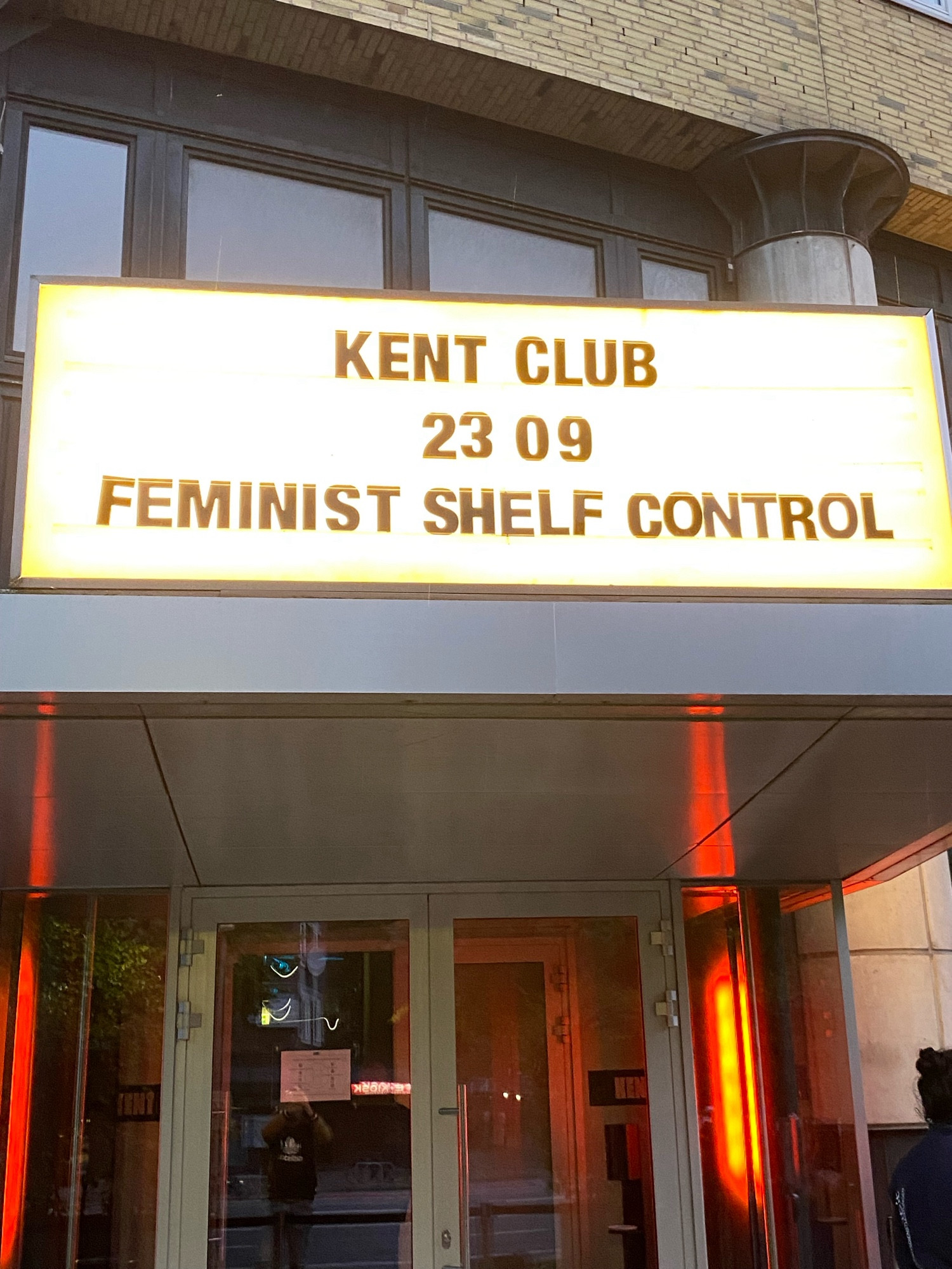 Eingang des Kent Clubs in Hamburg auf dem Schild darüber steht „Kent Club 23 09 Feminist Shelf Control“