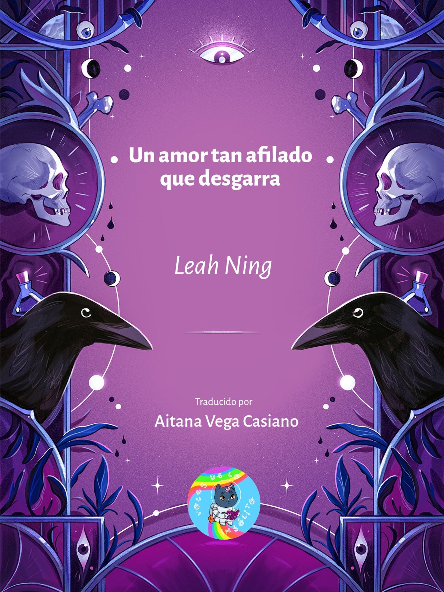 Cubierta con el fondo morado claro con un degradado desde el centro hasta los bordes. En el centro aparece el título del relato, «Diez mil niñas que se arrastran», seguido del nombre de la autora, R. A. Busby, y, en la parte inferior, el nombre de quien lo ha traducido, Aitana en este caso, y el logo de Voces de lo insólito. Los bordes de la cubierta están llenos de detalles, tanto a izquierda como a derecha. Hay calaveras blancas rodeadas por círculos. Frascos de veneno. Dos cuervos que se miran desde cada lado. Ojos, huesos, lunas, gotas de sangre y hierbas desperdigadas por ahí. Todo con tonos y sombras moradas, excepto los cuervos, que destacan con su color negro. En la parte superior hay un ojo brillante y en la inferior un semicírculo rosa oscuro con dos ojos verticales a cada lado.