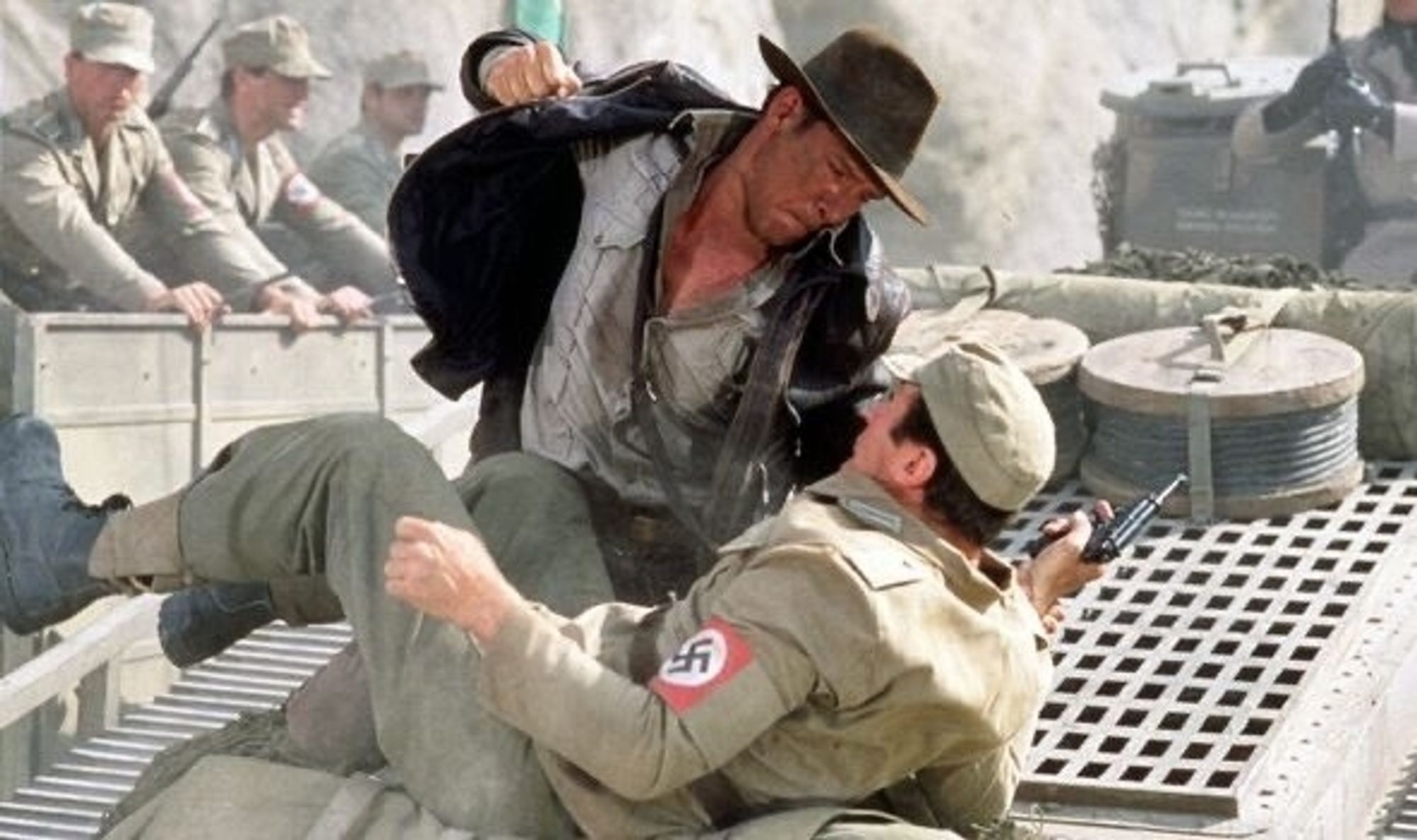 Indiana Jones socando nazista em cima de um tanque, em cena de Indiana Jones e a Última Cruzada