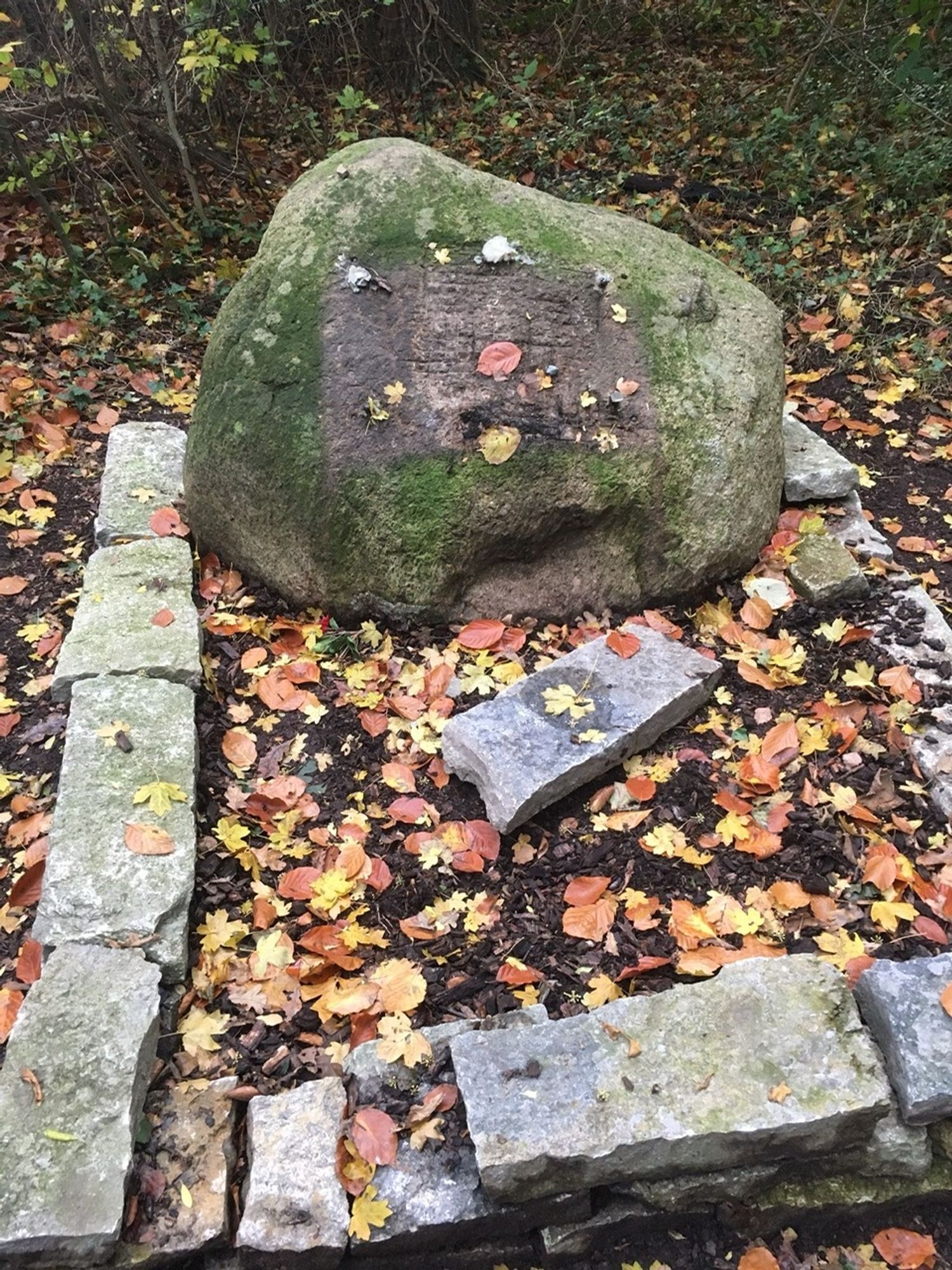 Der Gedenkstein heute, die Tafel fehlt, die Umfriedung ist beschädigt.