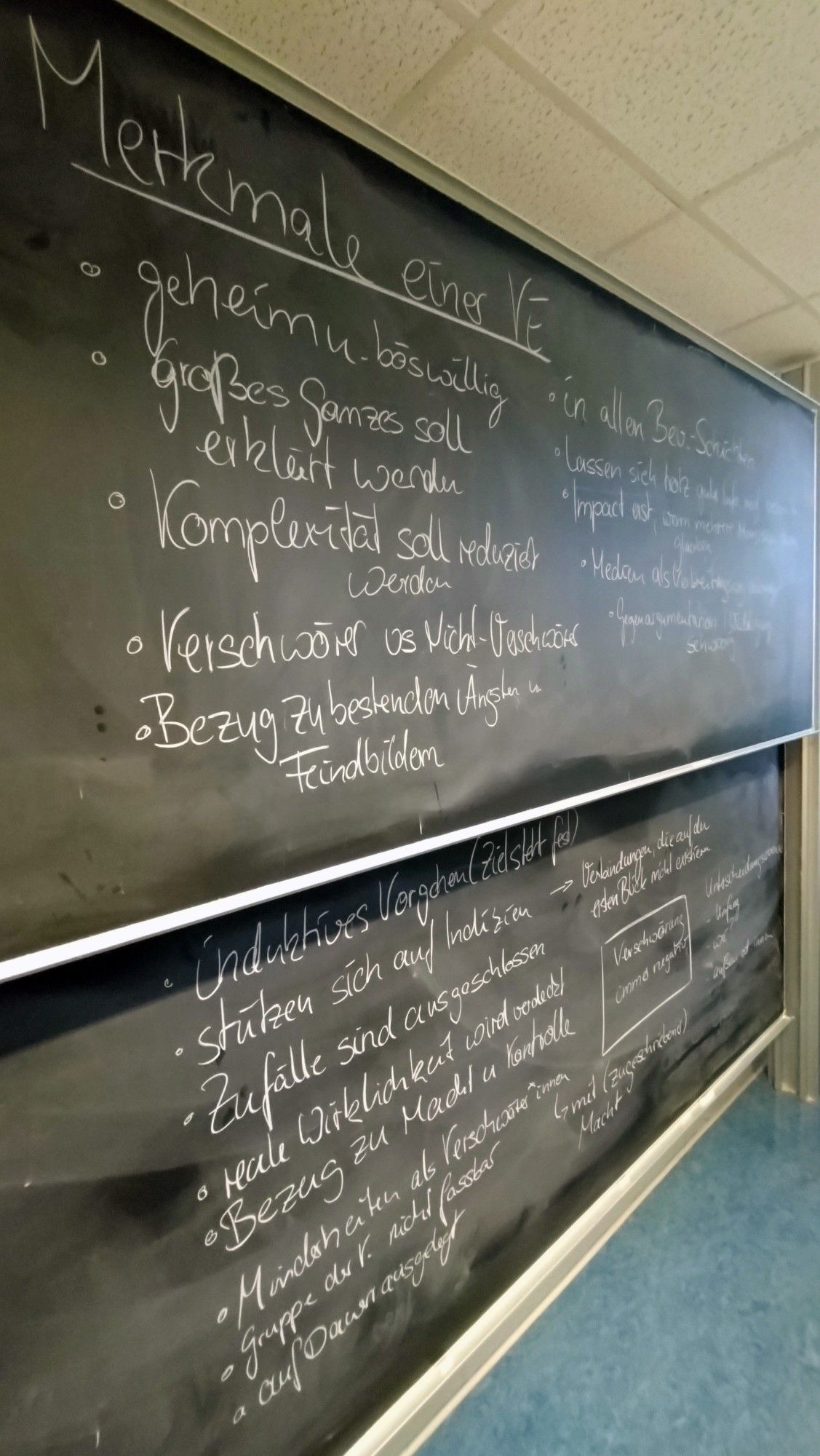 Tafel mit Notizen zu Merkmalen von Verschwörungserzählungen:
Geheim und böswillig 
Großes Ganzes soll erklärt werden 
Komplexität soll reduziert werden 
Verschwörer vs. Nicht-Verschwörer 
Bezug zu bestehenden Ängsten und Feindbildern 
Induktiver Aufbau (Indizien werden auf feste Ziele hin interpretiert)
Zufälle sind ausgeschlossen 
Bezug zu Macht und Kontrolle 
...