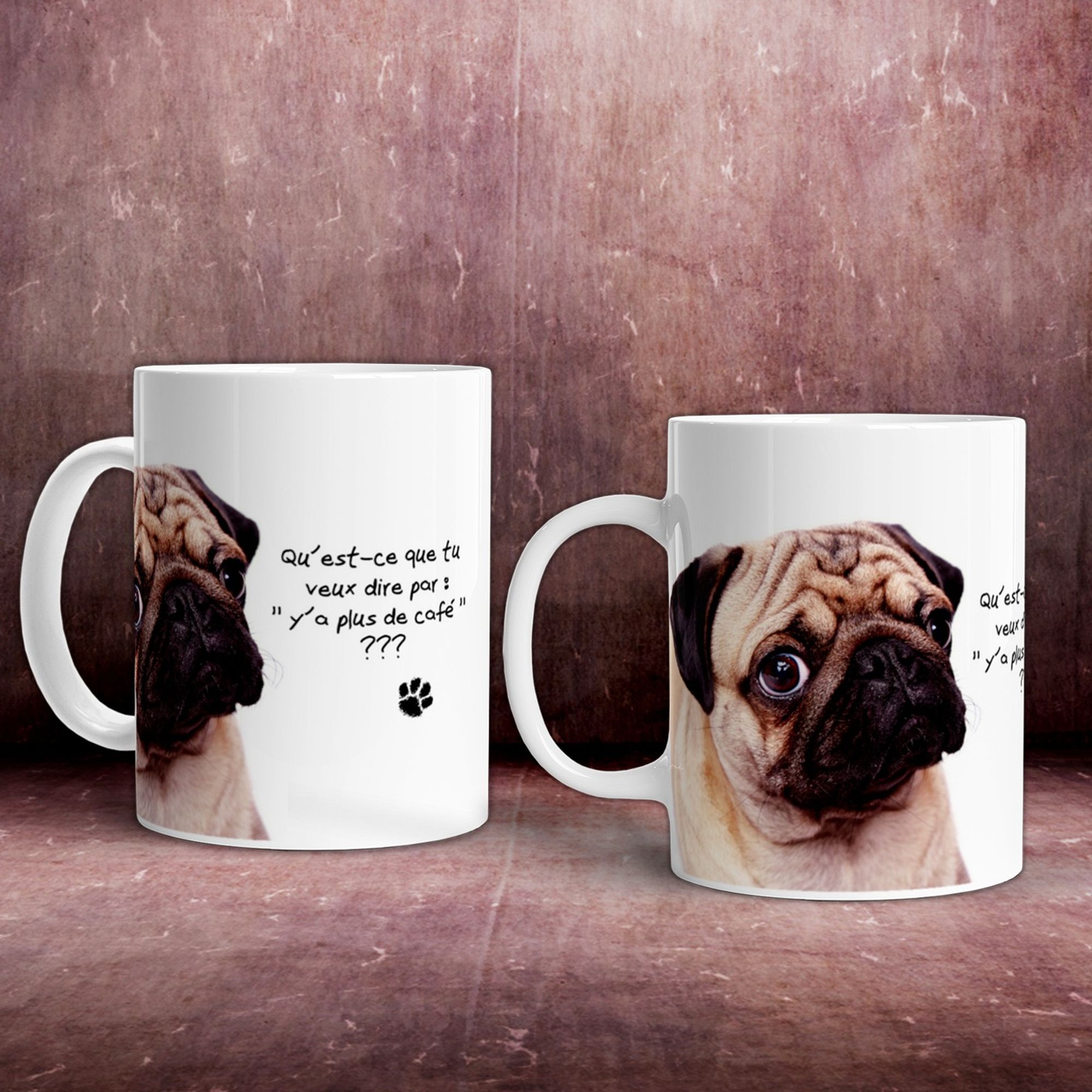 Mug avec une photo de carlin qui a un air interloqué agrémenté de la phrase pleine d'humour : "qu'est-ce que tu veux dire par y'a plus de café ?" comme si le chien parlait.