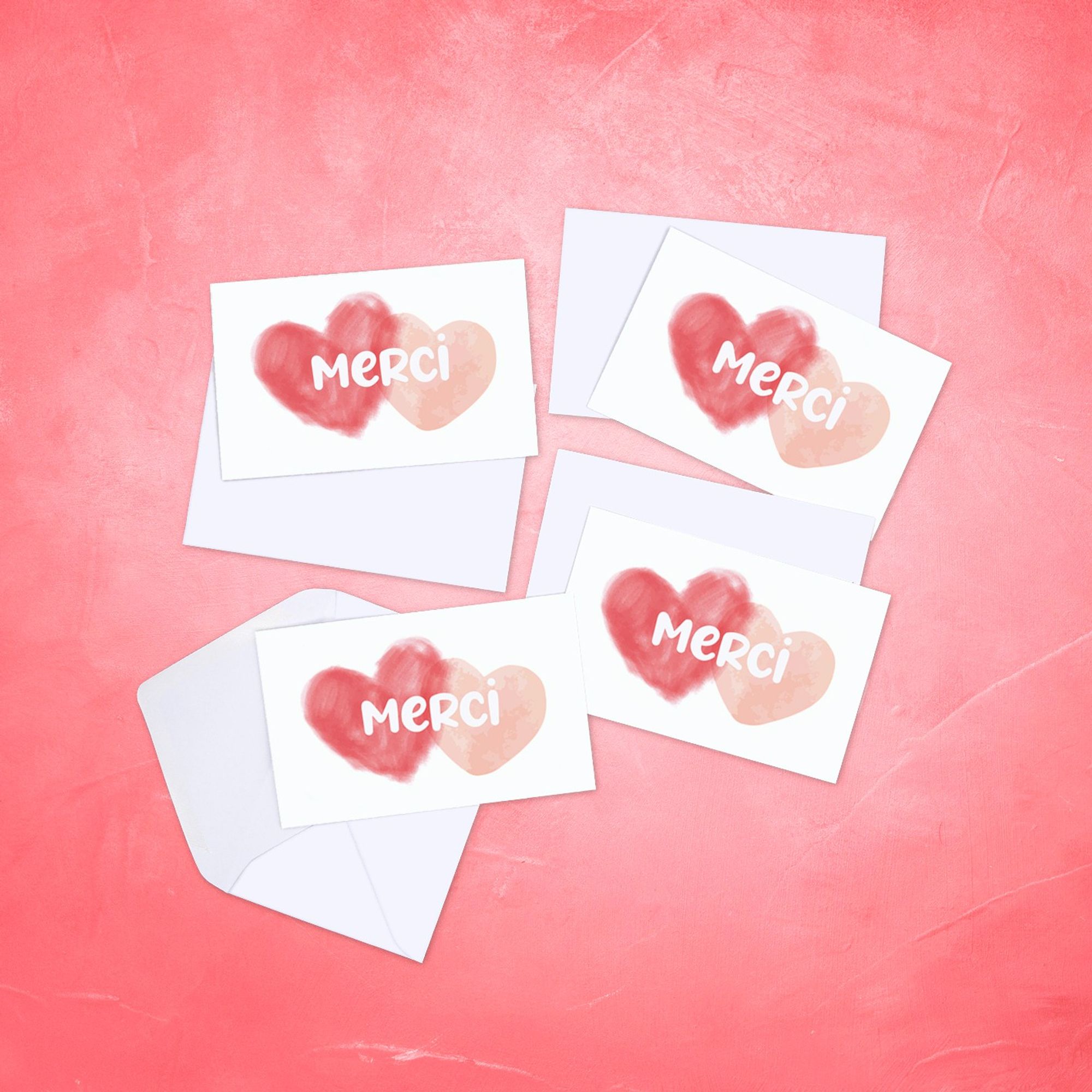 Lot de 4 cartes de remerciements réprésentant 2 cœurs, un rose clair et un rose foncé, avec le mot merci par dessus, fournies avec enveloppes blanches