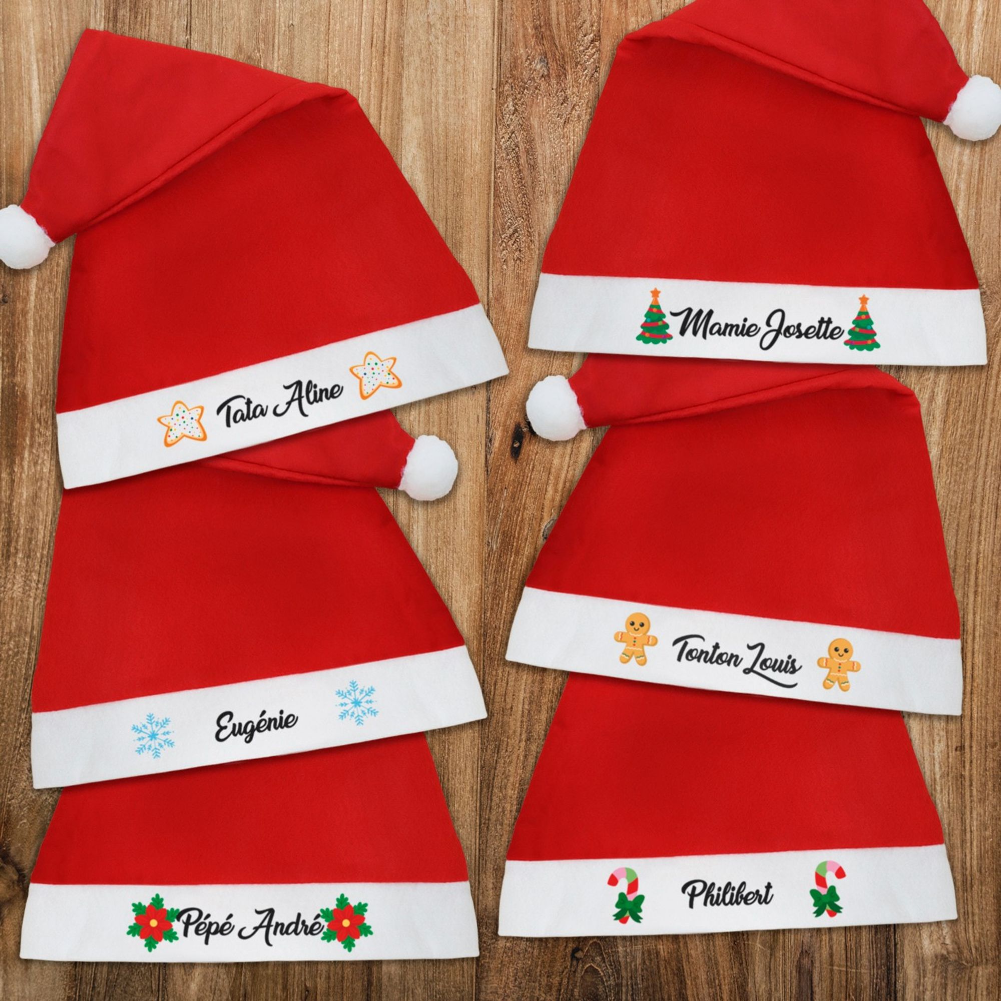 Bonnets de Noël rouges avec un pompon blanc et personnalisés avec le prénom de votre choix entouré de petits motifs.