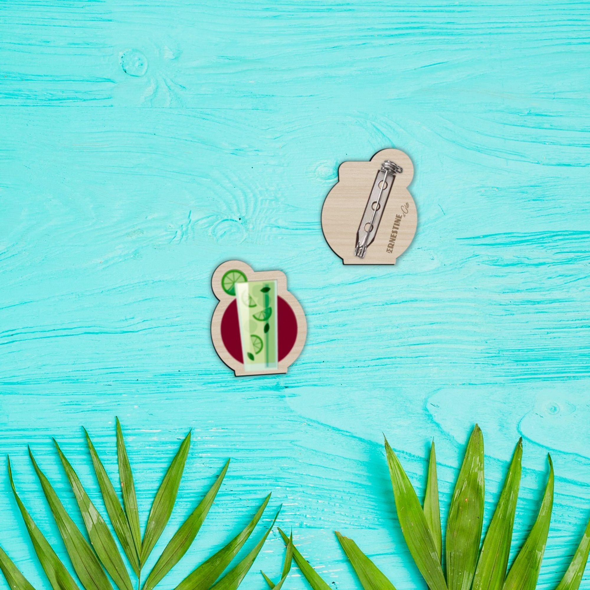 Broche en bois imprimée d'um motif de cocktail joyeux et très coloré, ici un verre de mojito.