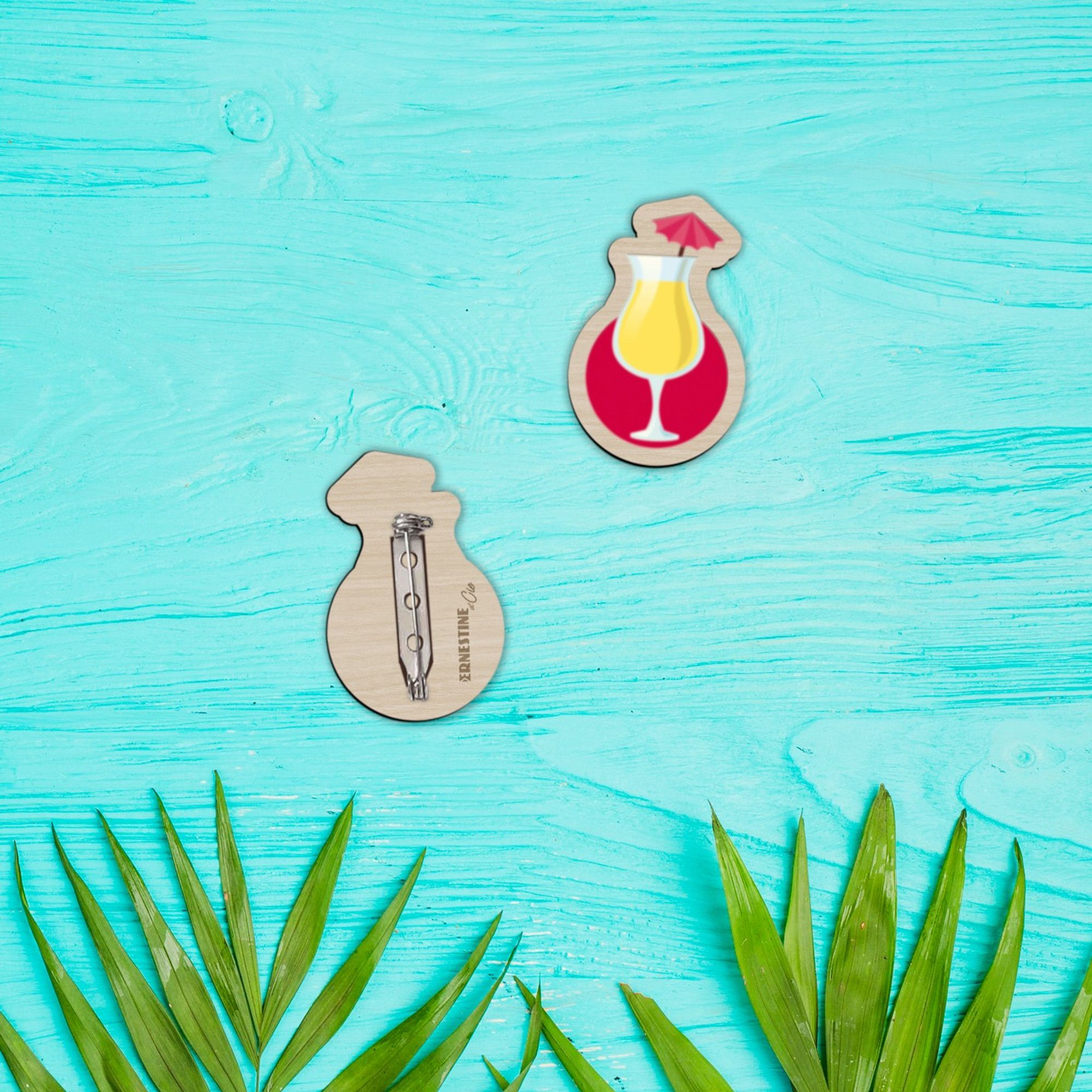 Broche en bois imprimée d'um motif de cocktail joyeux et très coloré, ici un verre de piña colada.