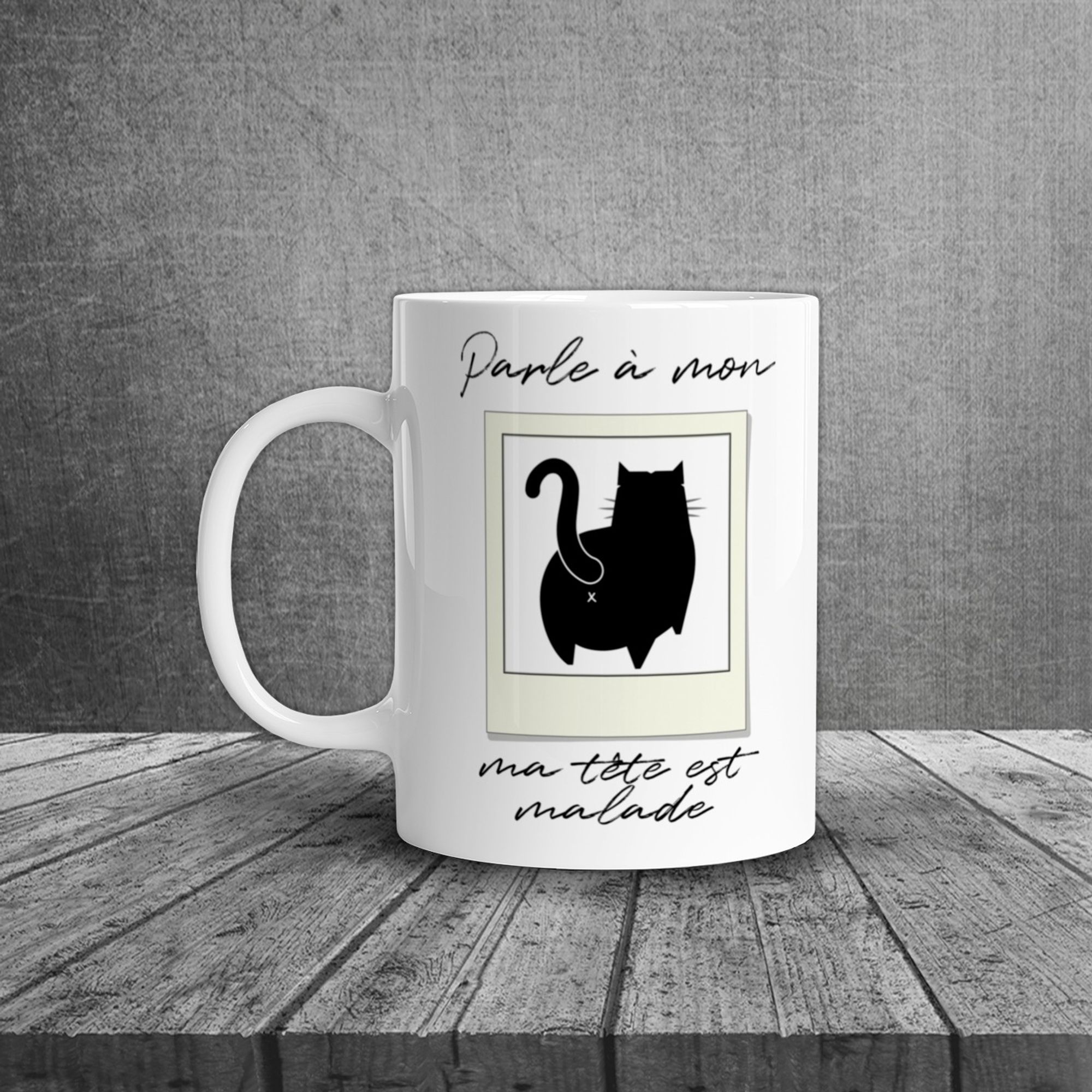 Mug représentant un chat de dos, dont on voit le postérieur et  réhaussé d'un texte plein d'humour : "Parle à mon chat, ma tête est malade"