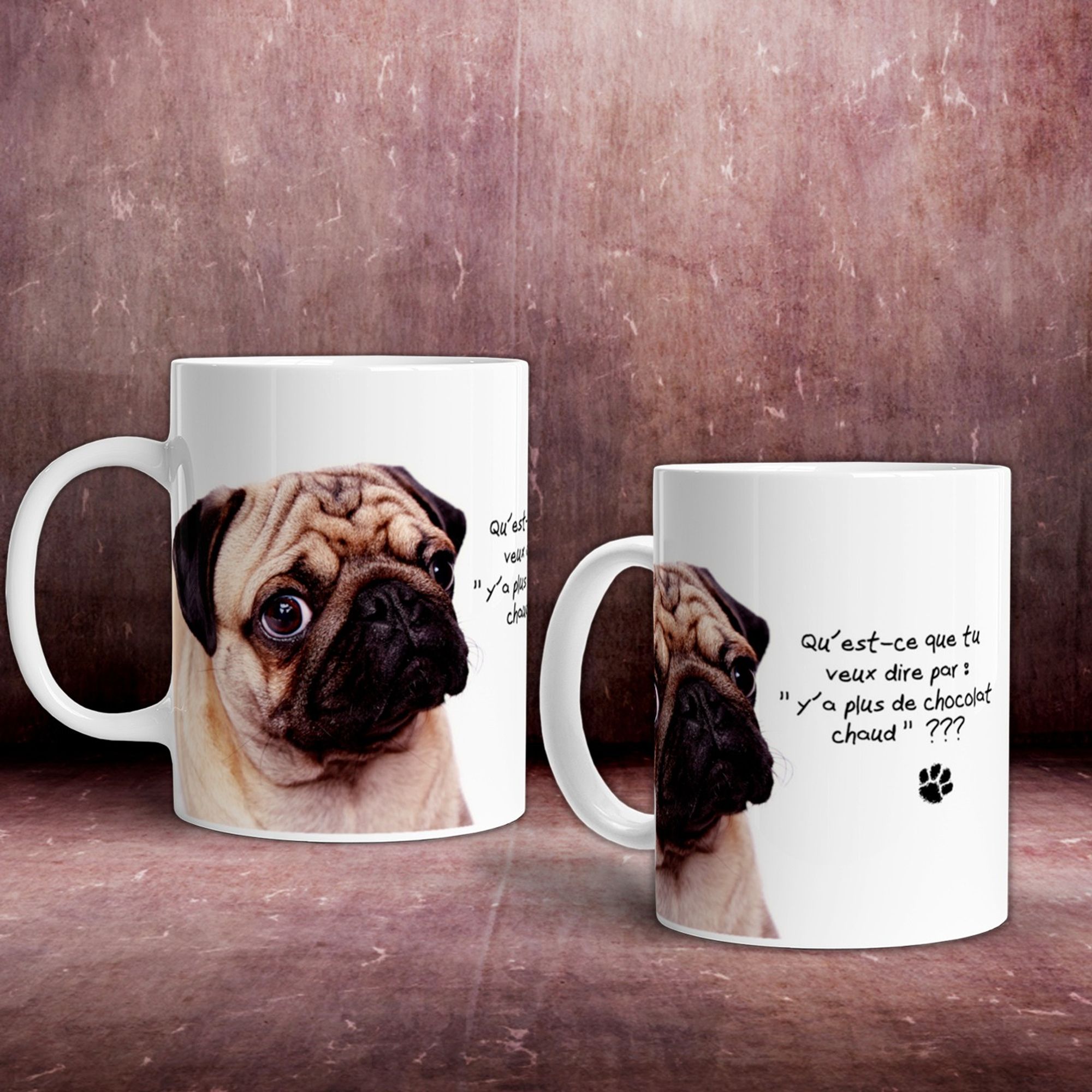 Mug avec une photo de carlin qui a un air interloqué agrémenté de la phrase pleine d'humour : "qu'est-ce que tu veux dire par y'a plus de chocolat chaud ?" comme si le chien parlait.