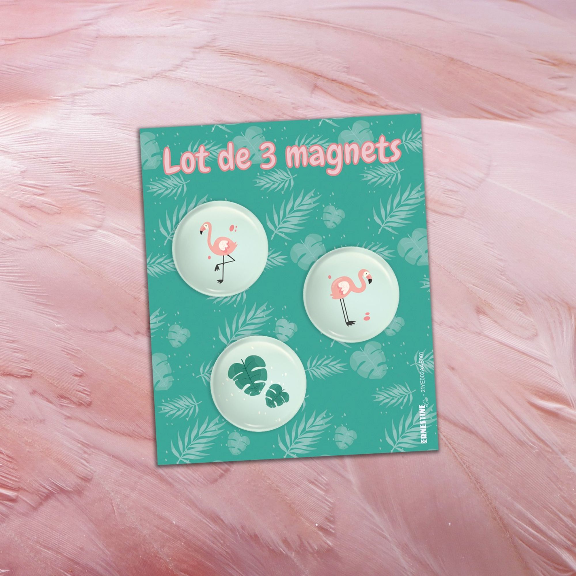 Lot de 3 mini magnets Flamingo au motif de flamants rose et feuillage tropical dans les tons verts et roses.