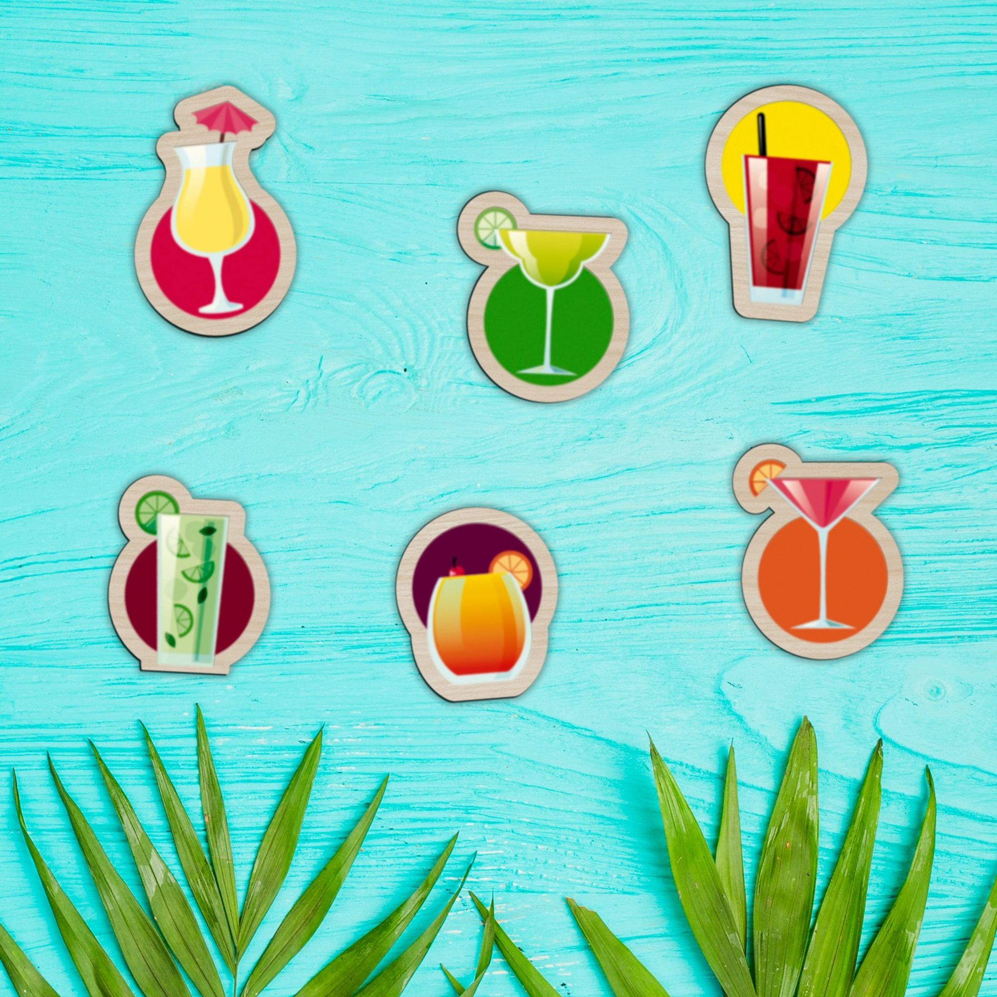 Broches en bois imprimées de motifs cocktails joyeux et très colorés.