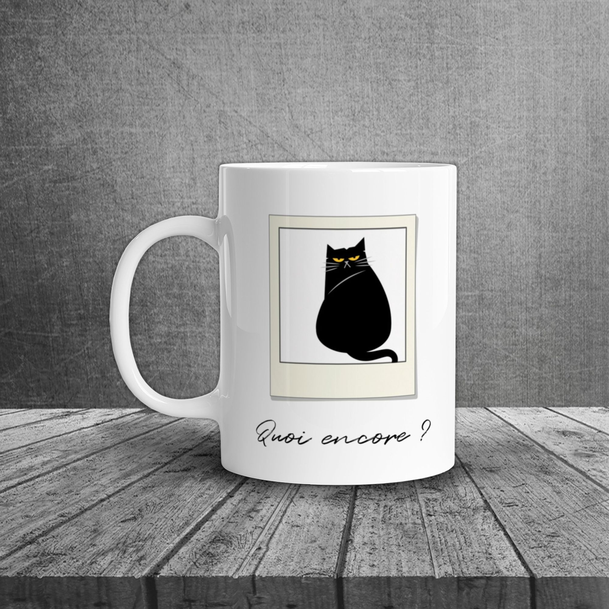 Mug représentant un chat de mauvaise humeur qui se retourne et réhaussé d'un texte plein d'humour : "Quoi encore ?"