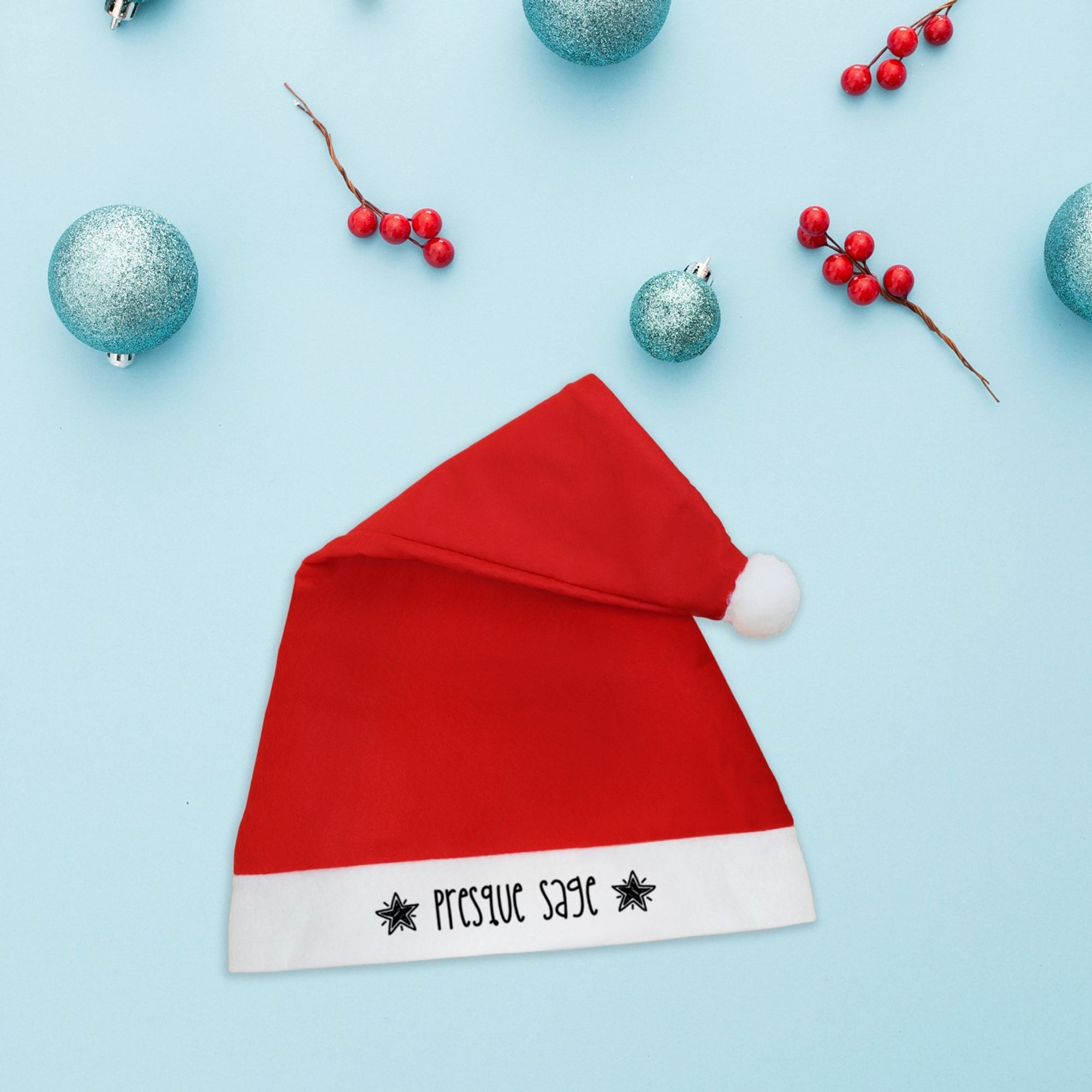 Bonnet de Noël rouge avec pompon sur lequel est écrit le texte plein d'humour : presque sage.