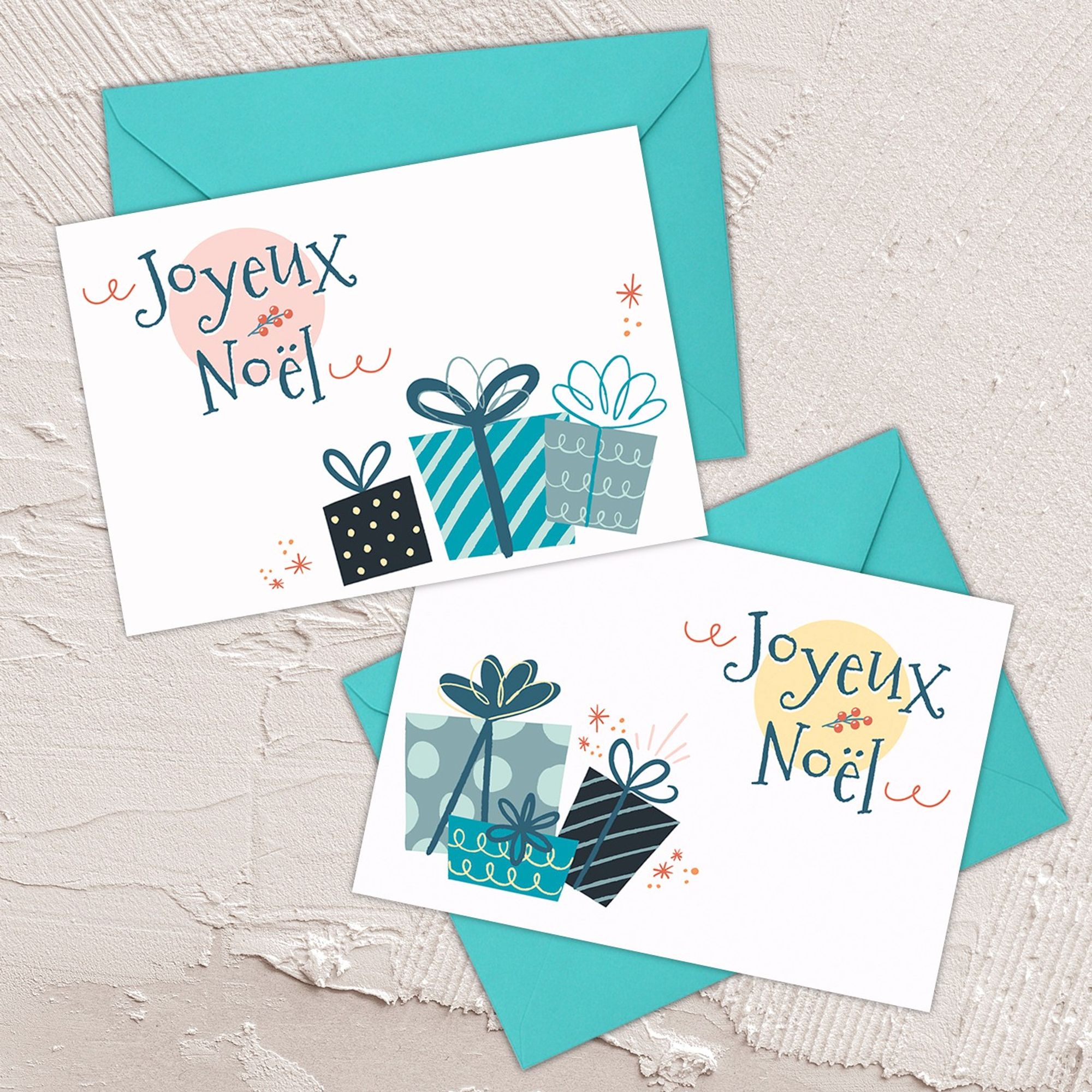 Cartes de Noël "Regali" jaune ou rouge représentant des cadeaux rigolos et accompagnées d'une enveloppe turquoise.