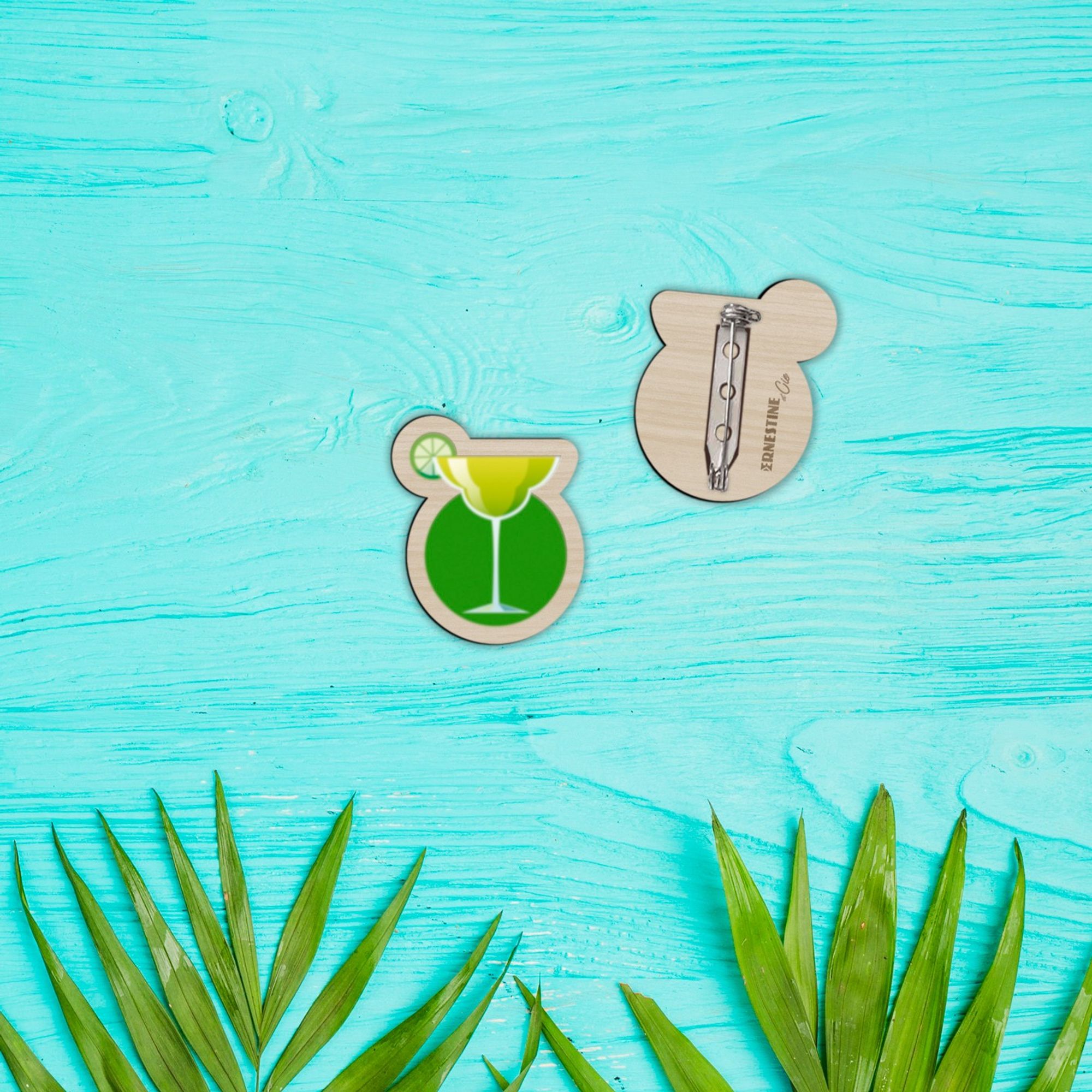 Broche en bois imprimée d'um motif de cocktail joyeux et très coloré, ici un verre de margarita.