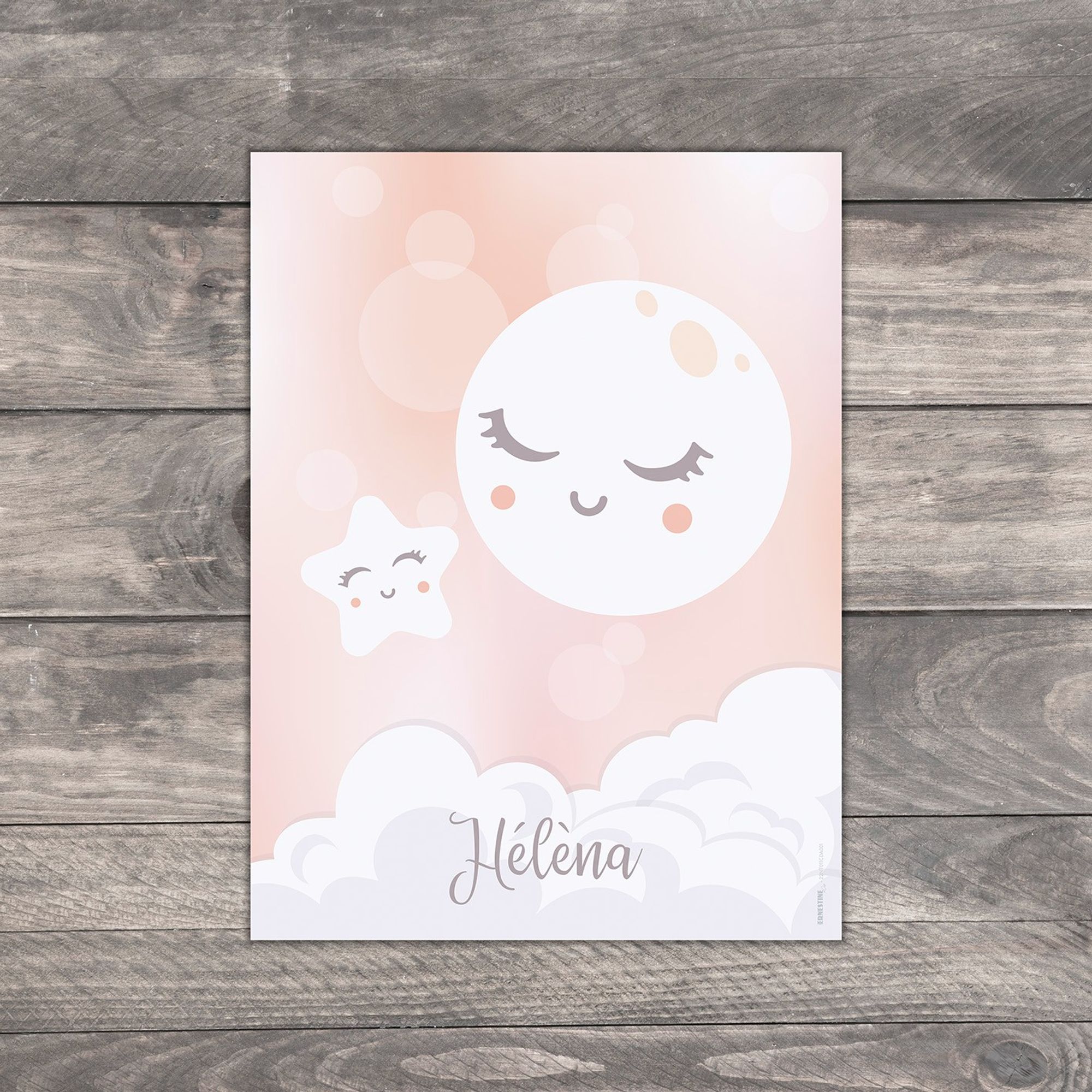 Affiche personnalisée avec prénom pour chambre d'enfant ou cadeau de naissance représentant une lune ronde et une étoile toute deux souriantes sur fond rose pastel.