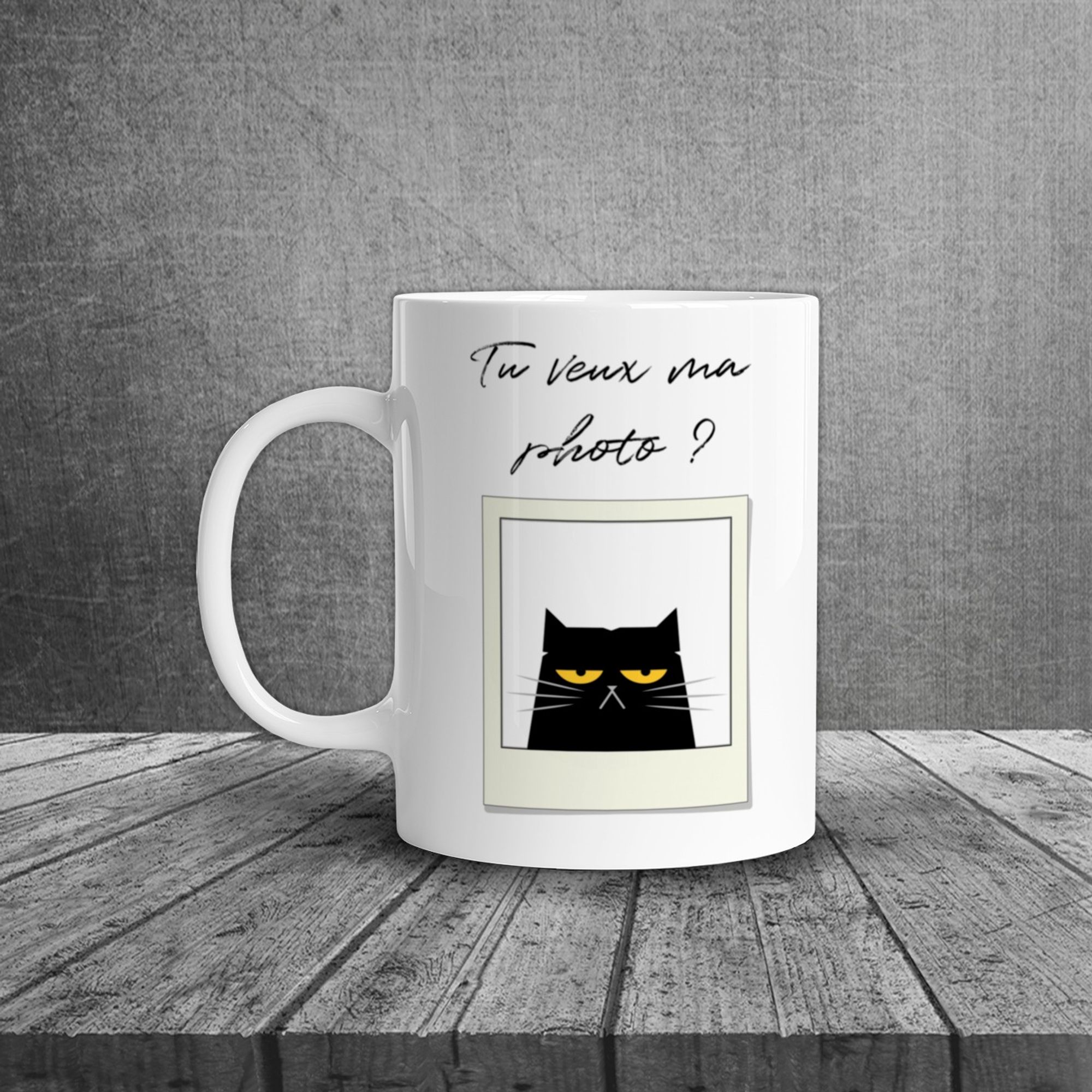 Mug représentant le portait d'un chat de mauvaise humeur réhaussé d'un texte plein d'humour : "Tu veux ma photo ?"