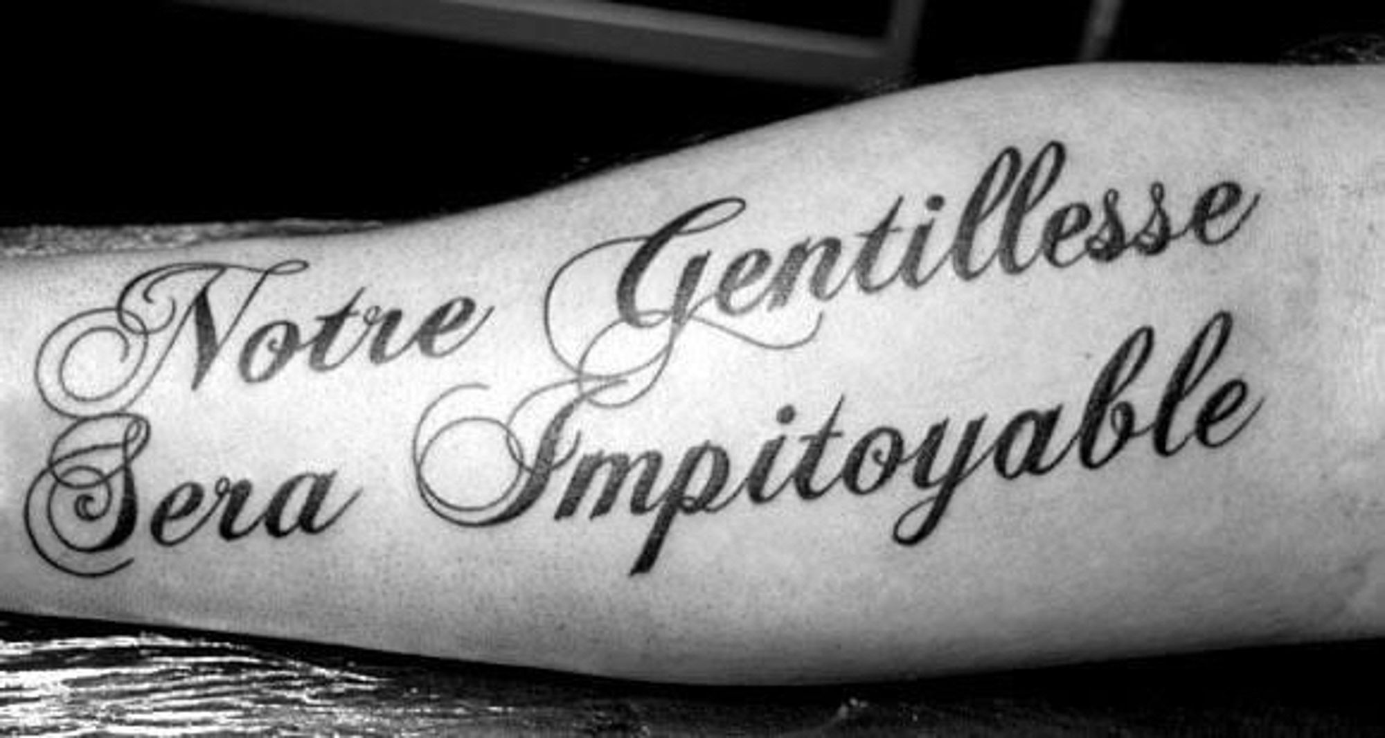 tatouage qui dit « notre gentillesse sera impitoyable » avec une belle  calligraphie