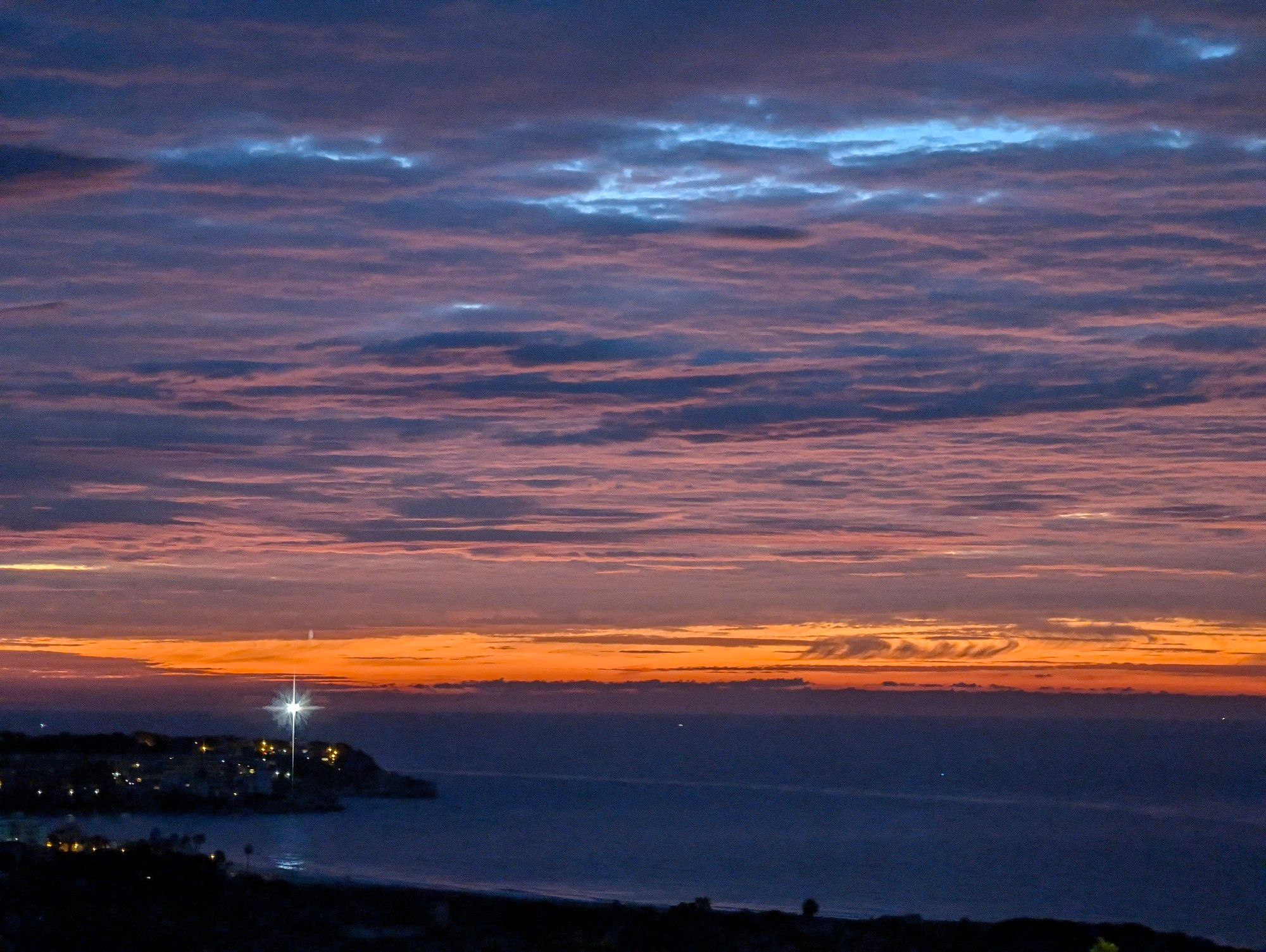 Ein Leuchtturm am Meer kurz vor Sonnenaufgang bei bewölktem Himmel

Lighthouse at the Mediterranean coast, before sunrise, cloudy sky