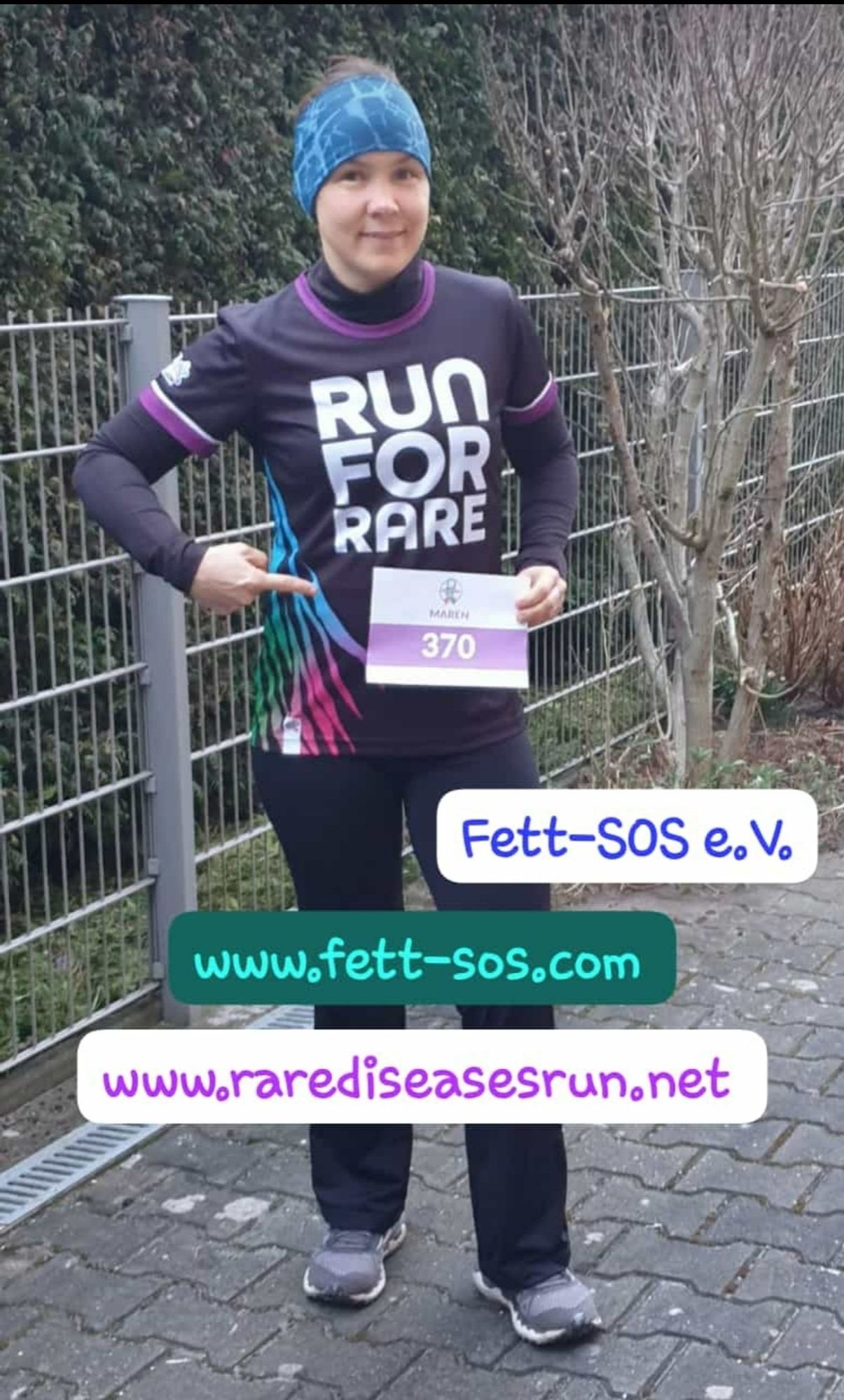 Bild von mir im Lauf-Outfit mit #rarediseasesrun-Laufshirt