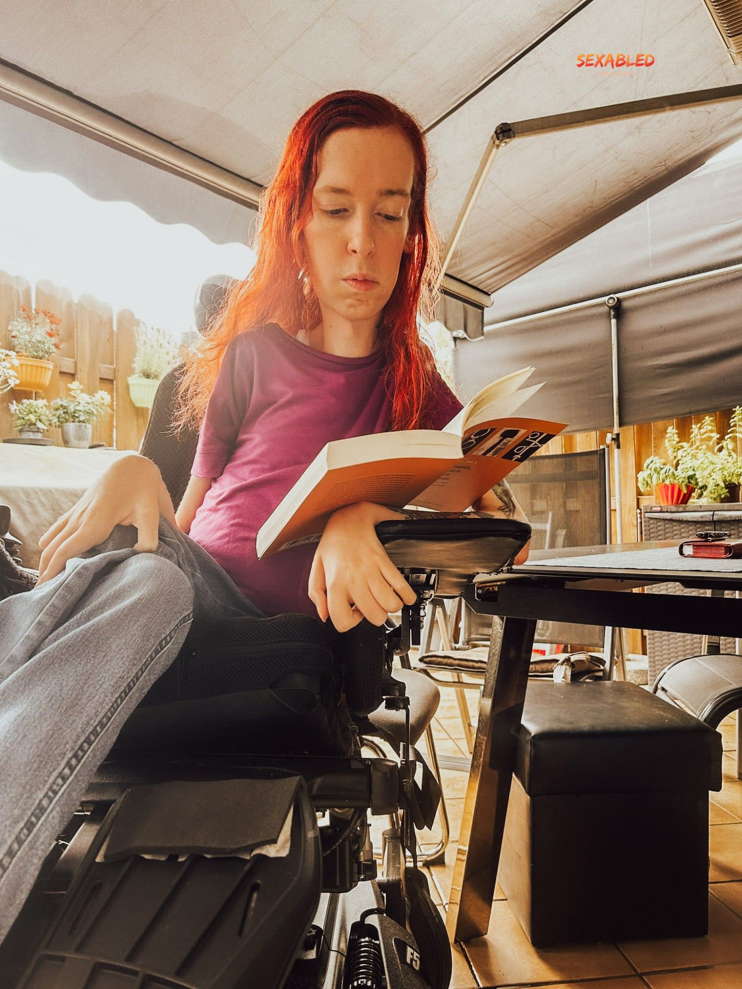 Ich sitze mit nassen Haaren auf meiner Terrasse, die Sonne scheint mir in den Rücken und ich lese das Buch "Disability Studies, Kultursoziologie und Soziologe der Behinderung Erkundungen in einem neuen Forschungsfeld" von Anne Waldschmid und Werner Schneider.