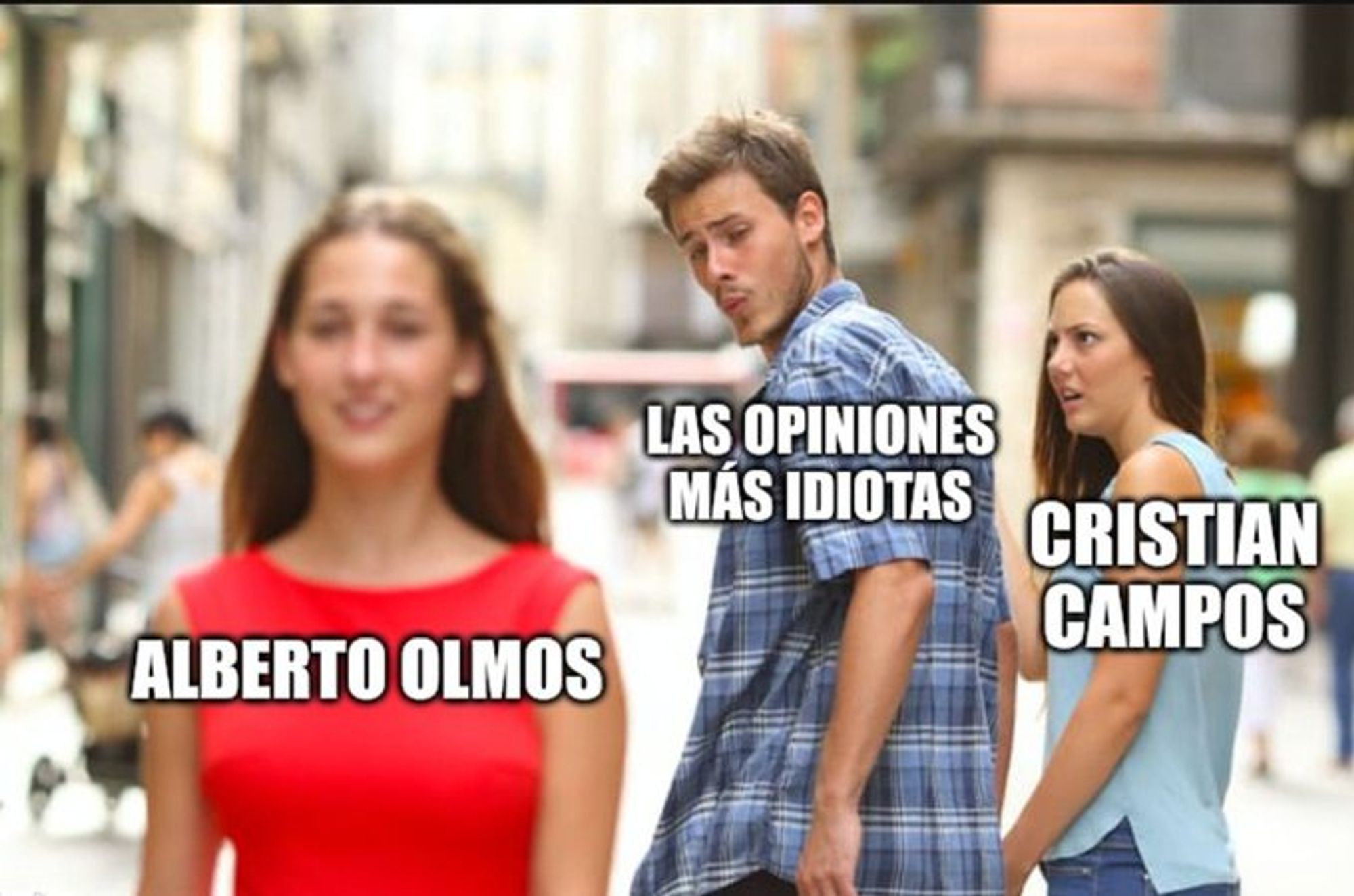 El meme de la novia celosa. La novia indignada es Cristian Campos, la chica que pasa al lado es Alberto Olmos, el novio que se queda mirando a la chica que pasa es «Las opiniones más idiotas»