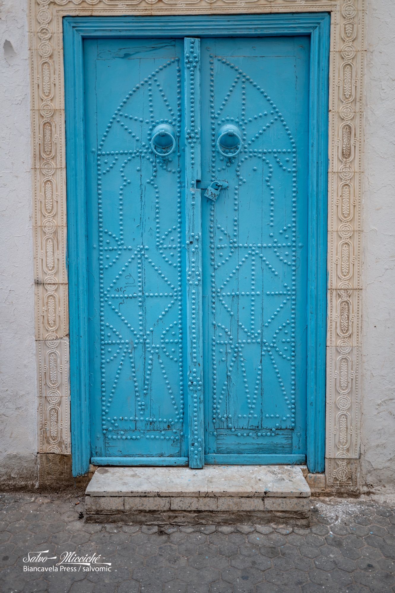 Blue door in Qayrawan (Tunisia 🇹🇳)

#leicacamera #satDoorDay #tunisia #africa #doors #porte