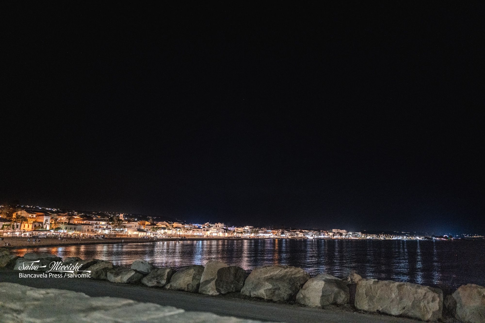 Night’s lights (Marina di Ragusa, Italy 🇮🇹)

#leica_camera #cityscape #nightshots #reflection