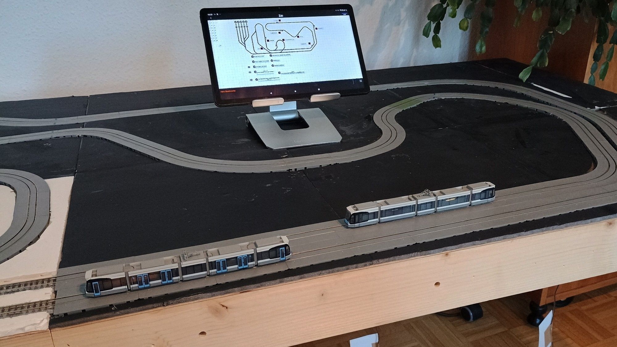 2 Ulmer Straßenbahnen, Teil der im Bau befindlichen Anlage und Tablet mit Z21 App für digites Stellwerk und später auch digital fahren