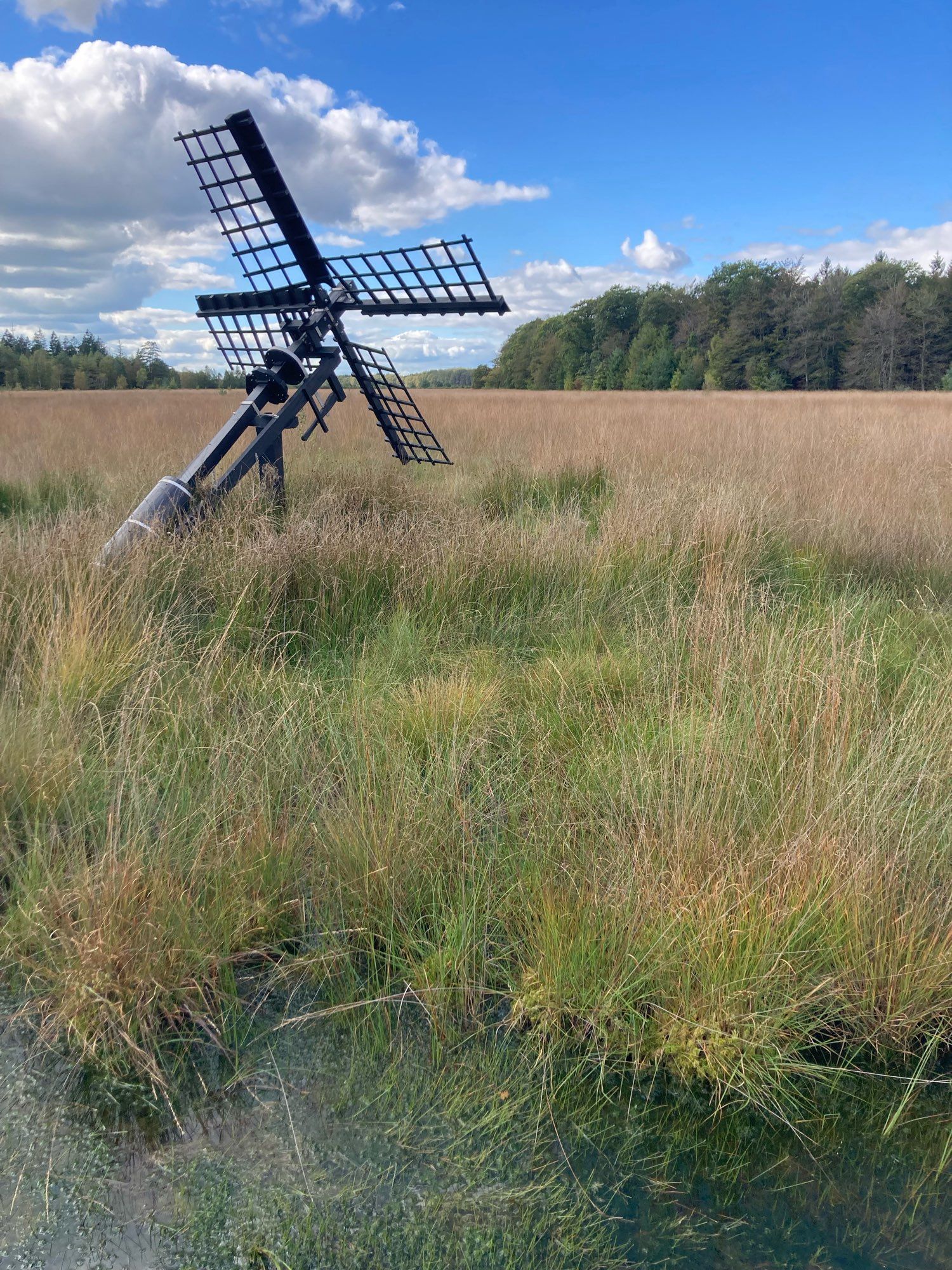 Tjasker, een houten molentje, in het veen.