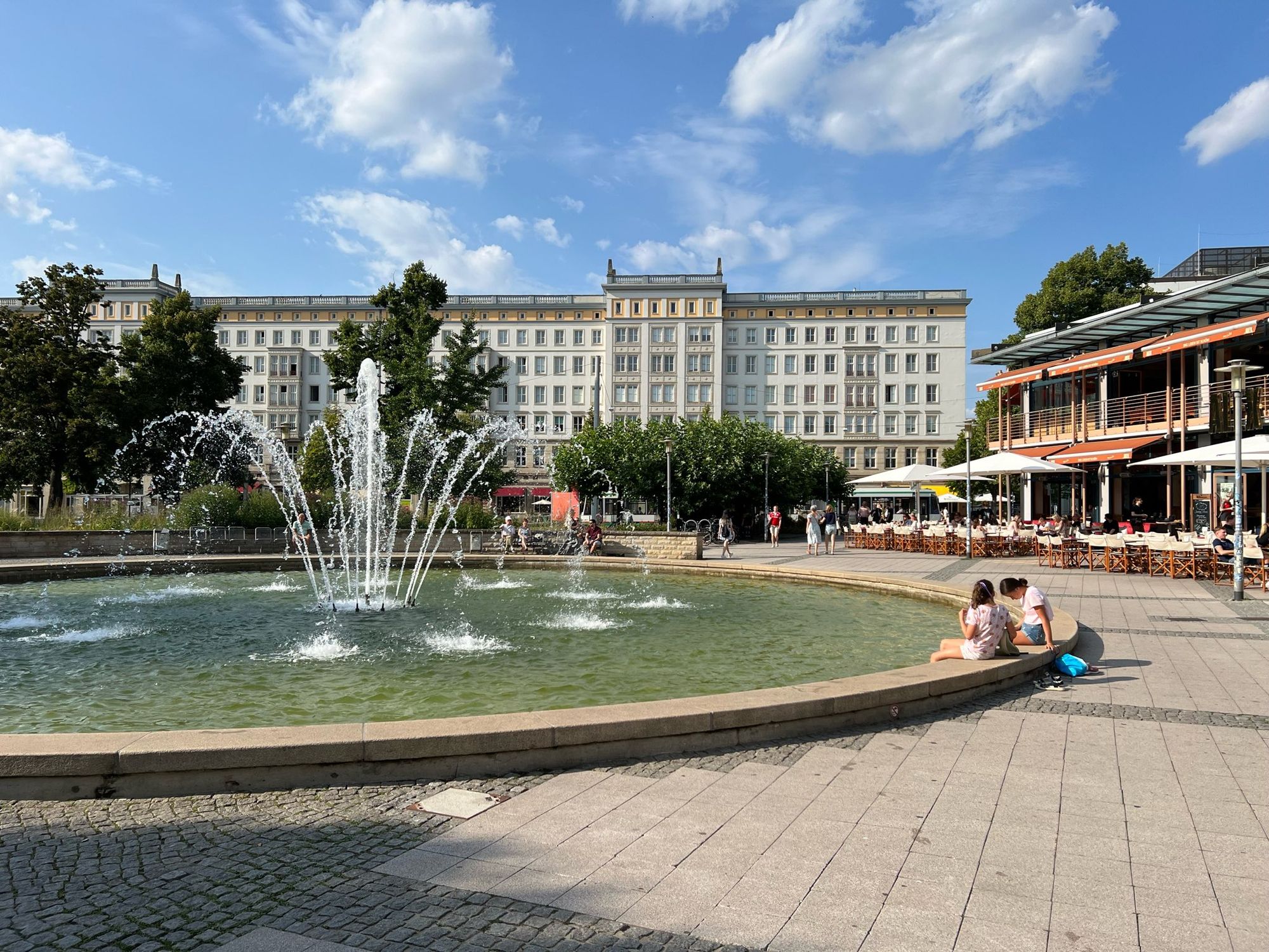 Blick auf den Springbrunnen am Ulrichplatz