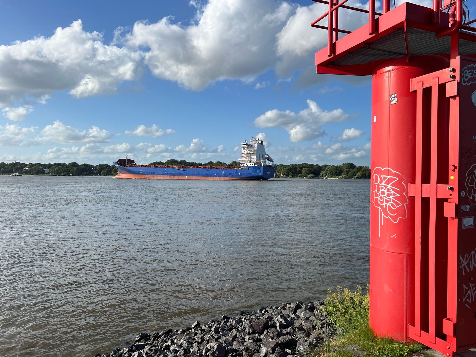 Blick über die Elbe auf ein Lastschiff