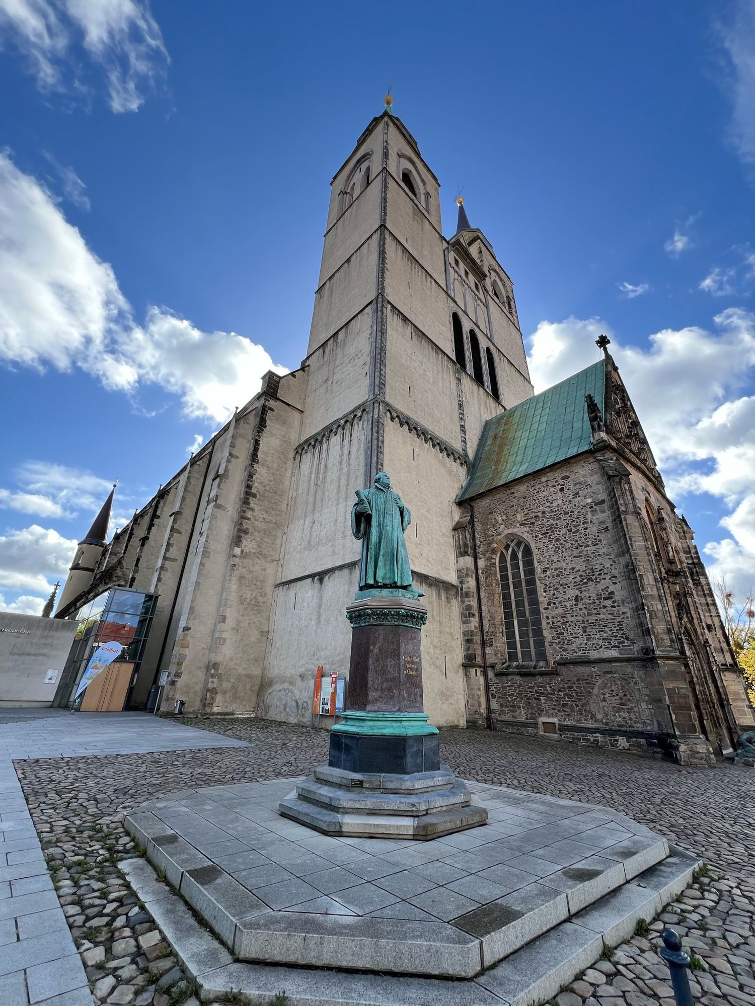 Johanniskirche aus Froschperspektive, im Vordergrund das Lutherdenkmal.