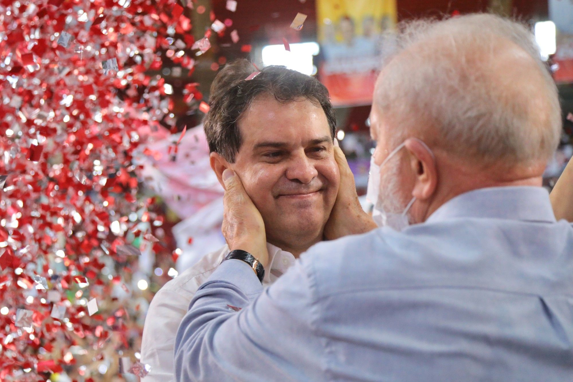 Foto mostra Lula olhando nos olhos de Evandro Leitão durante a convenção do PT em Fortaleza.