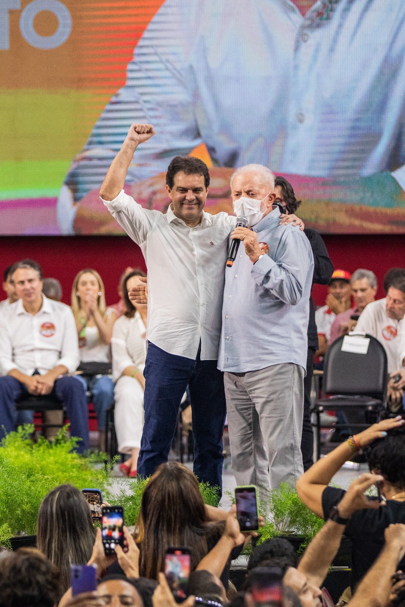 Foto mostra Evandro Leitão e Lula de pé, no palco da convenção do PT em Fortaleza.