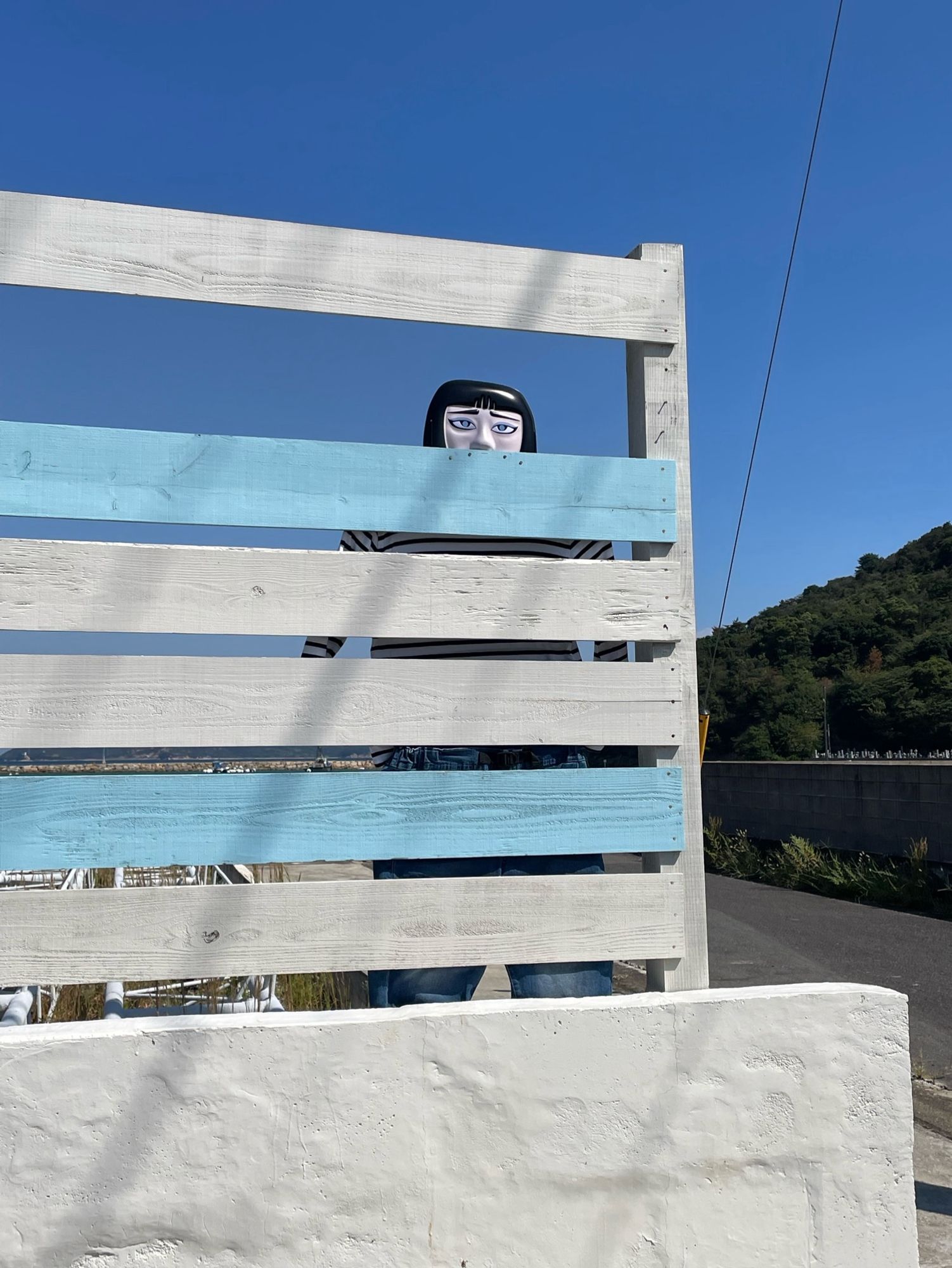 Yahoo Kusama face peering over a fence