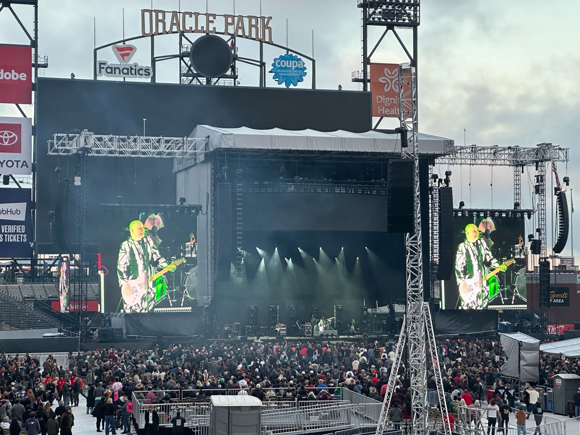 The smashing Pumpkins on stage