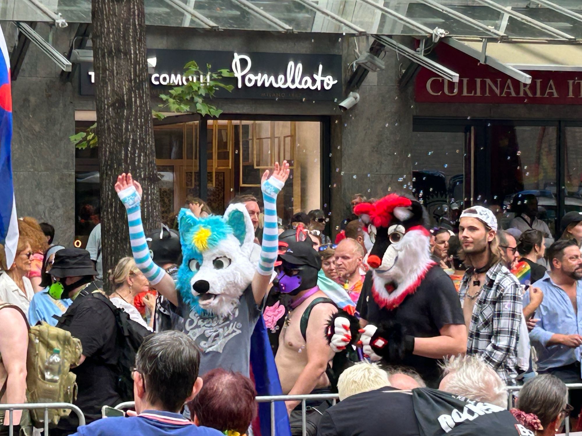 Eine Gruppe von Menschen mit Hunde- oder Tiermasken.